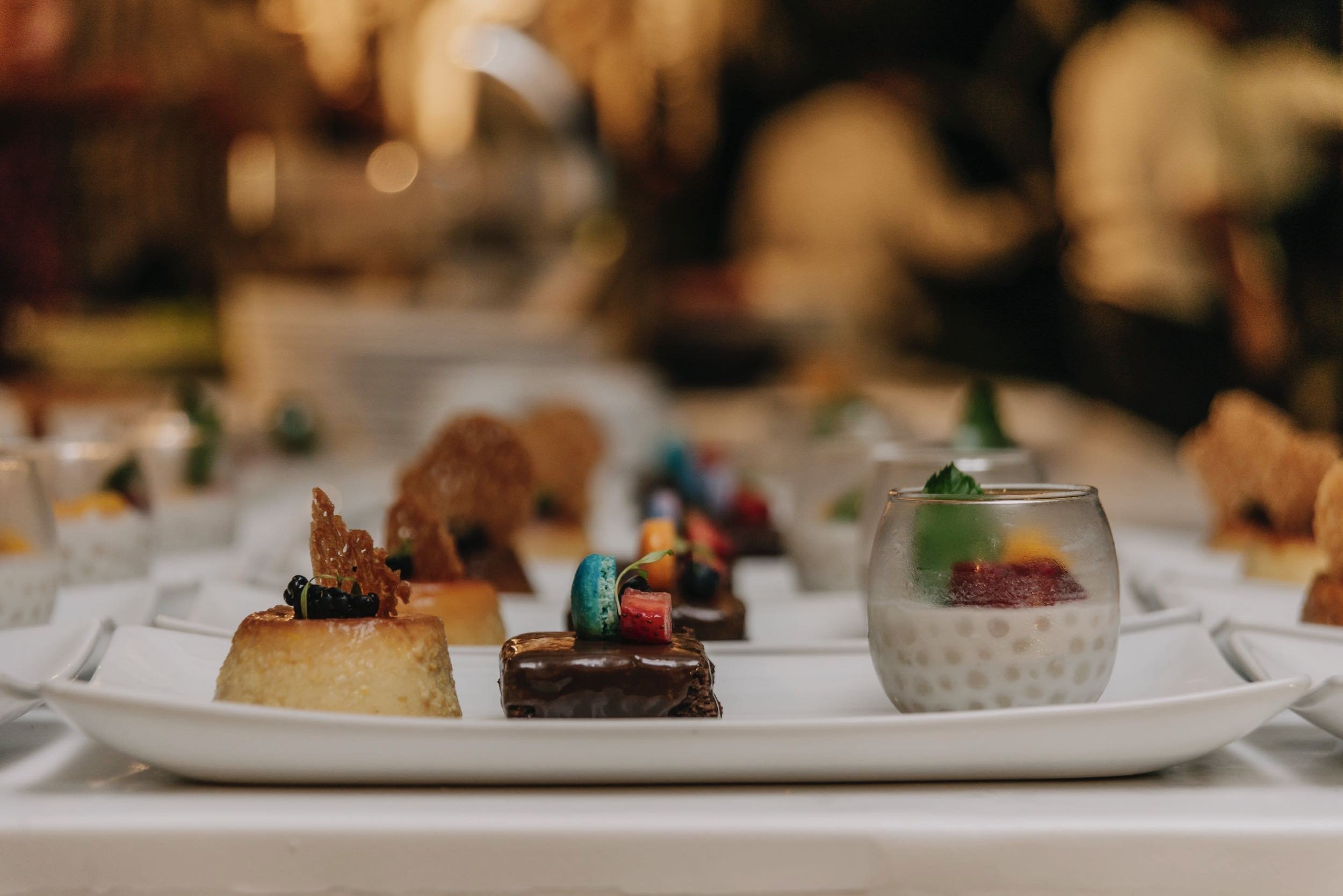 Canapés y repostería artesanal en una boda de Hotel Encanto Acapulco. Propuesta gastronómica que dialoga con el sabor.