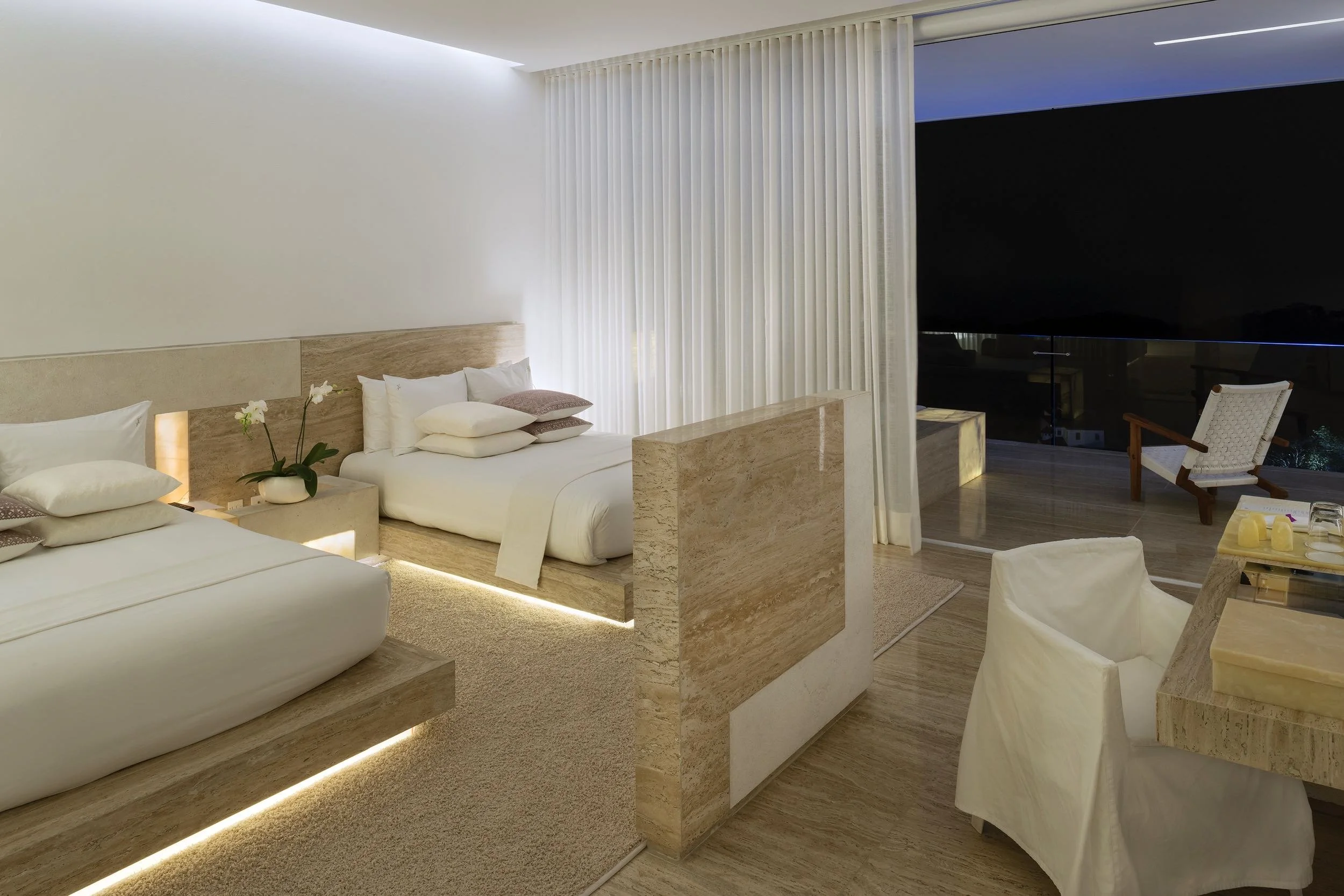 Espacio con dos camas dobles en Ocean Balcony Two-Double Suite de Hotel Encanto. Atmósfera íntima en Brisas Marqués.