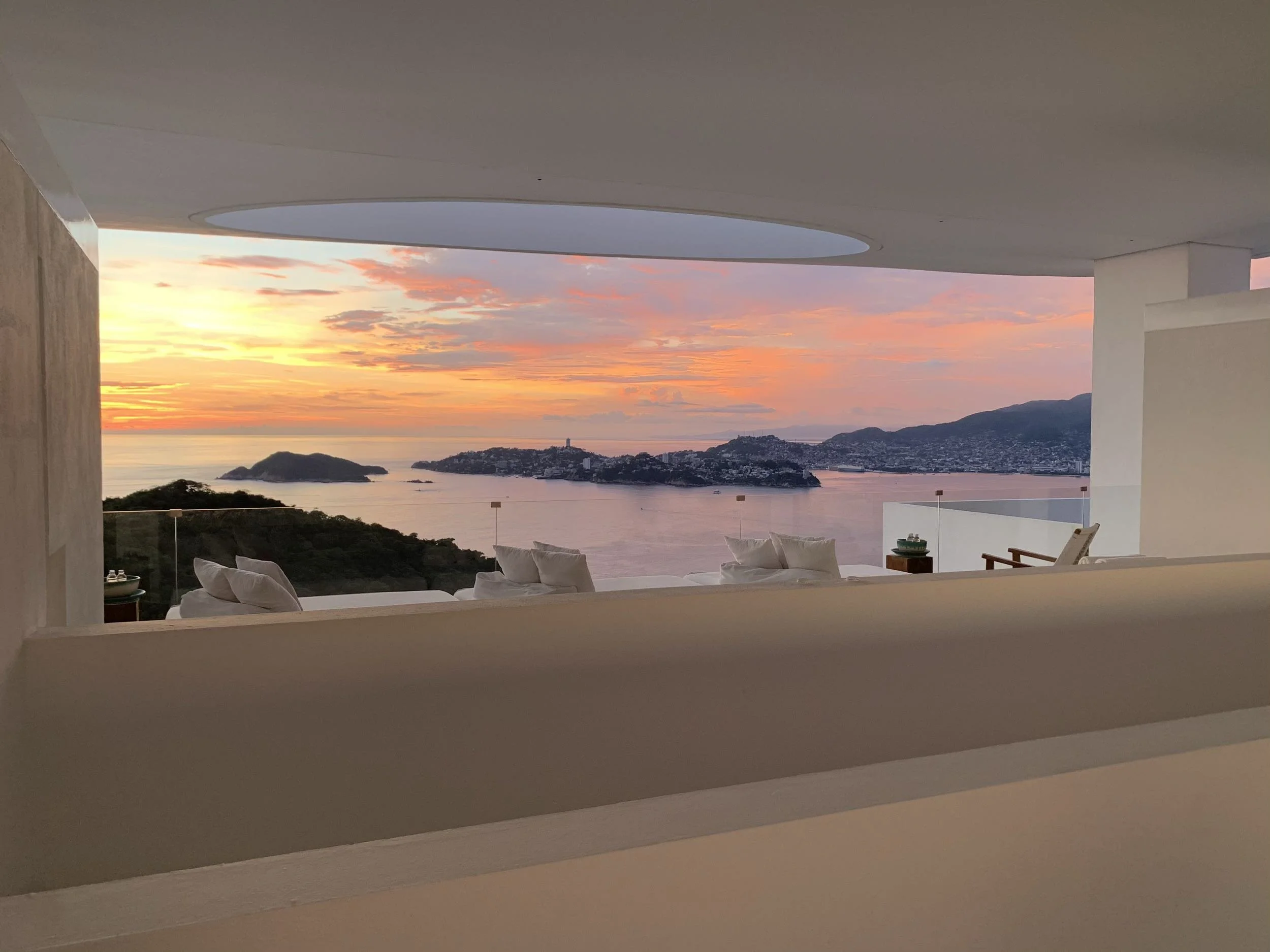 Atardecer en la bahía de Acapulco desde la arquitectura de cortes circulares de Miguel Ángel Aragonés.
