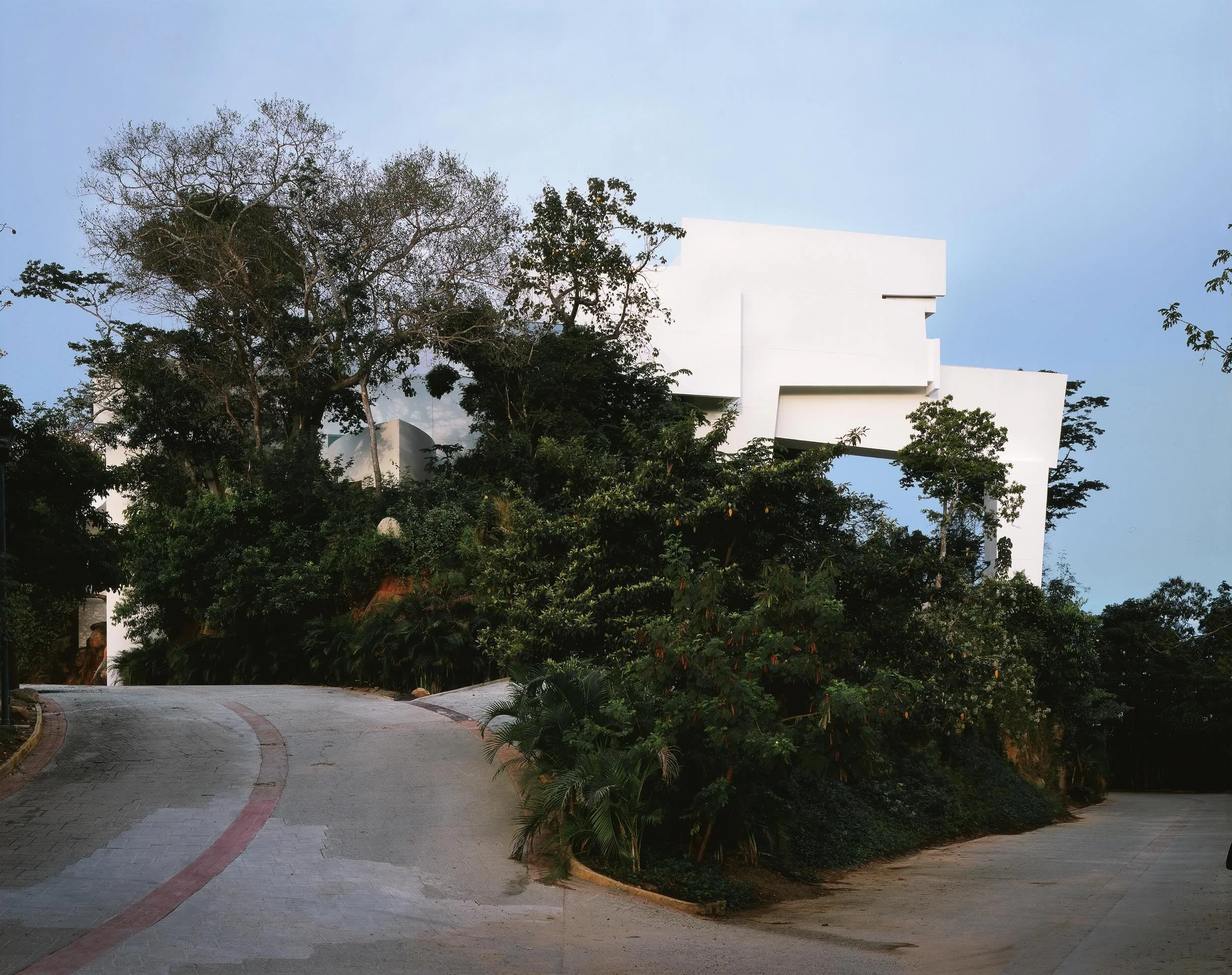 Arquitectura contemporánea de Miguel Ángel Aragonés en Hotel Encanto Acapulco. Fotografía de Joe Fletcher. Fachada exterior en blanco.