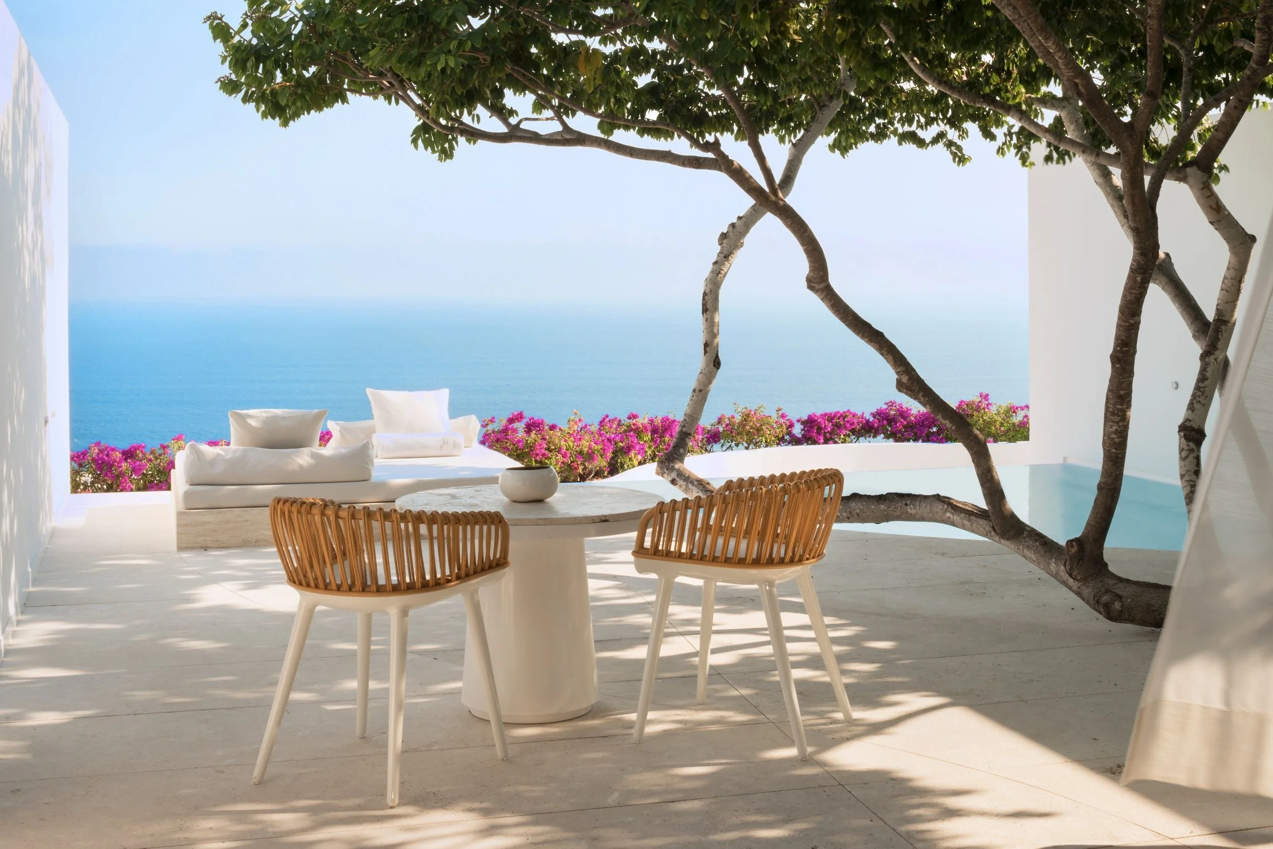 Terraza de Ocean Pool Villa en Hotel Encanto Acapulco al alba. Sillas de cara al océano y a la pulsión por el mar.