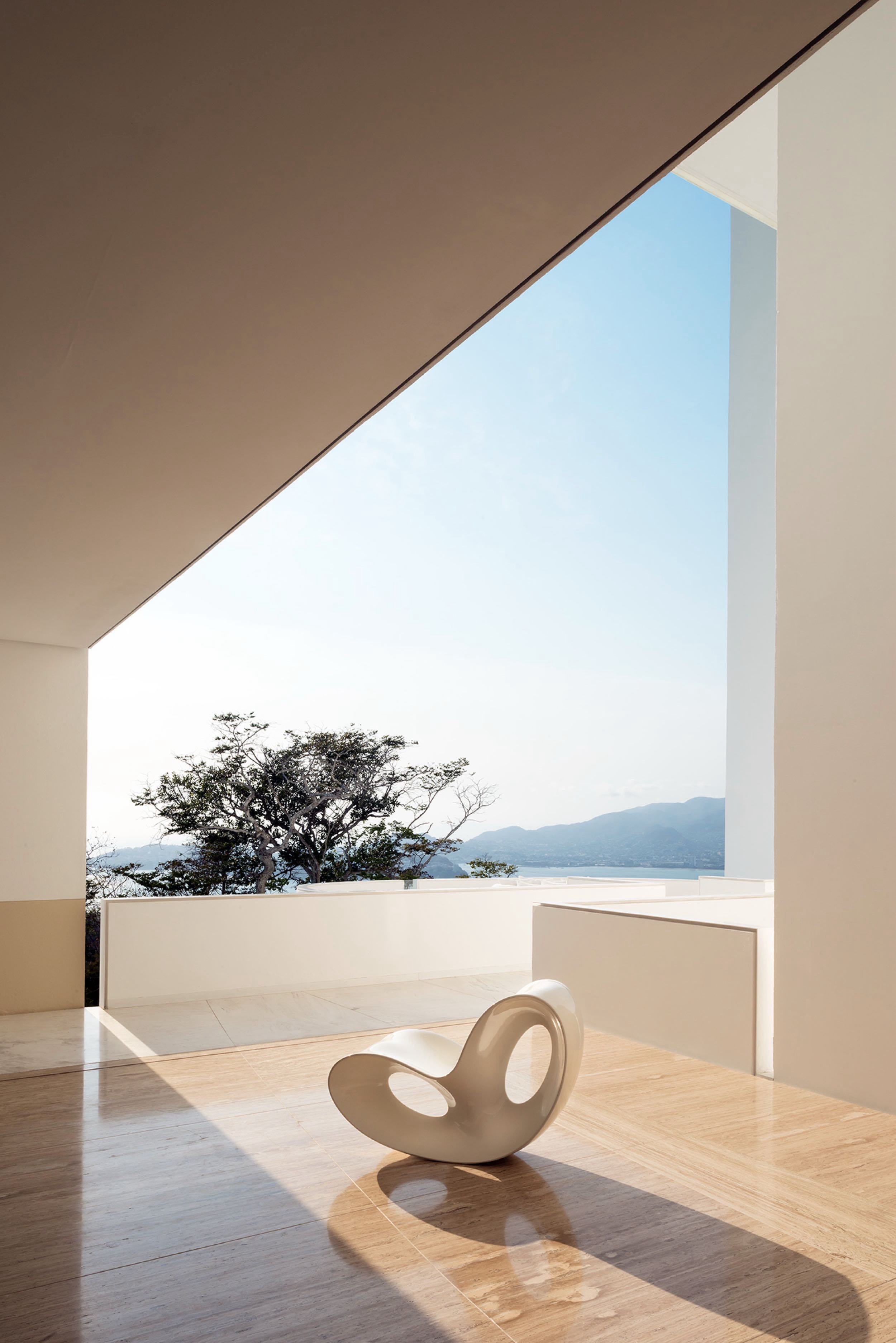 Terraza exclusiva con vista panorámica al mar Pacífico en el resort boutique Encanto Acapulco. Fotografía de Joe Fletcher. Atardecer con cielo de fondo. 