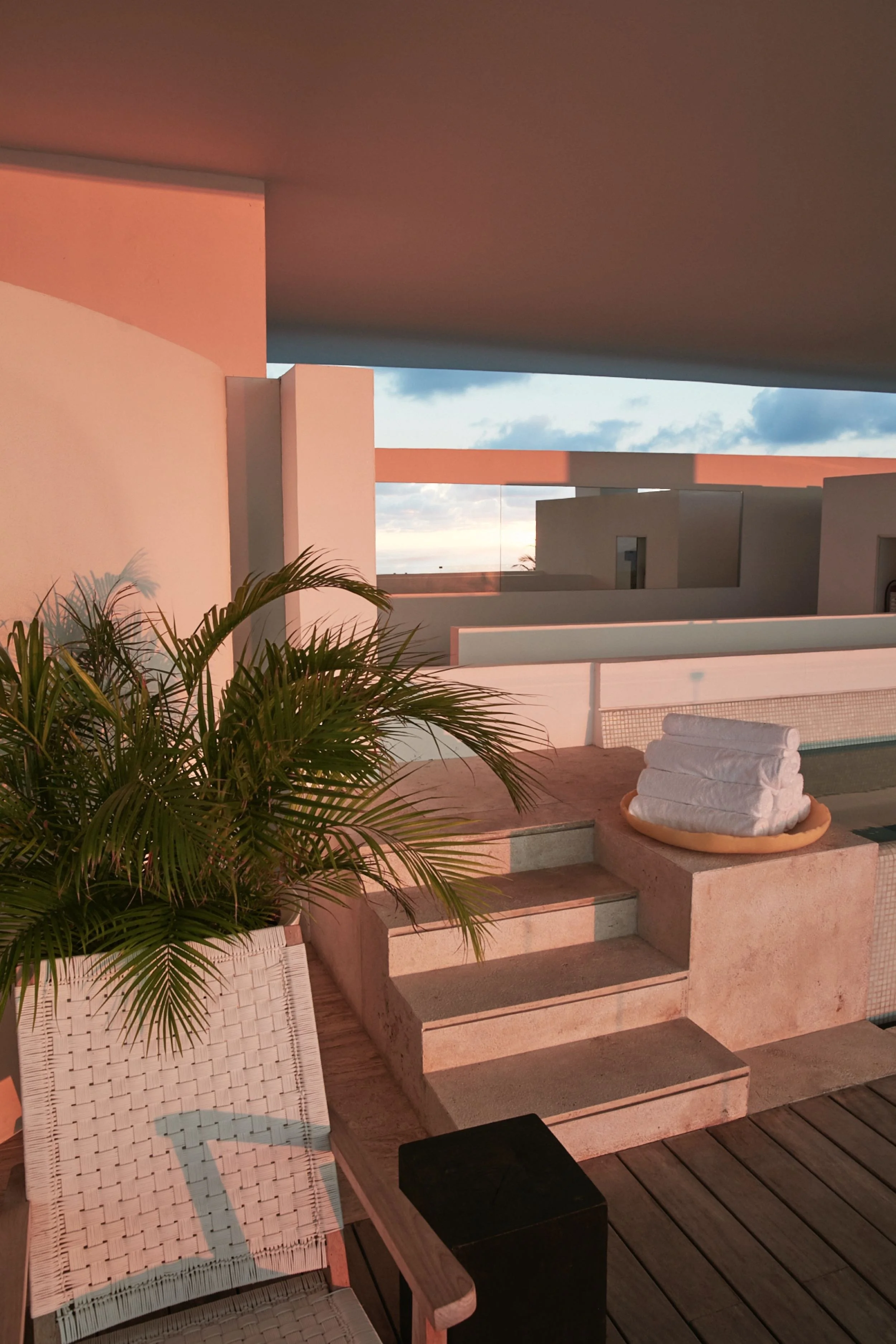 Terraza de spa exterior iluminada al ocaso en Hotel Encanto Acapulco. Arquitectura monolítica de Miguel Ángel Aragonés.