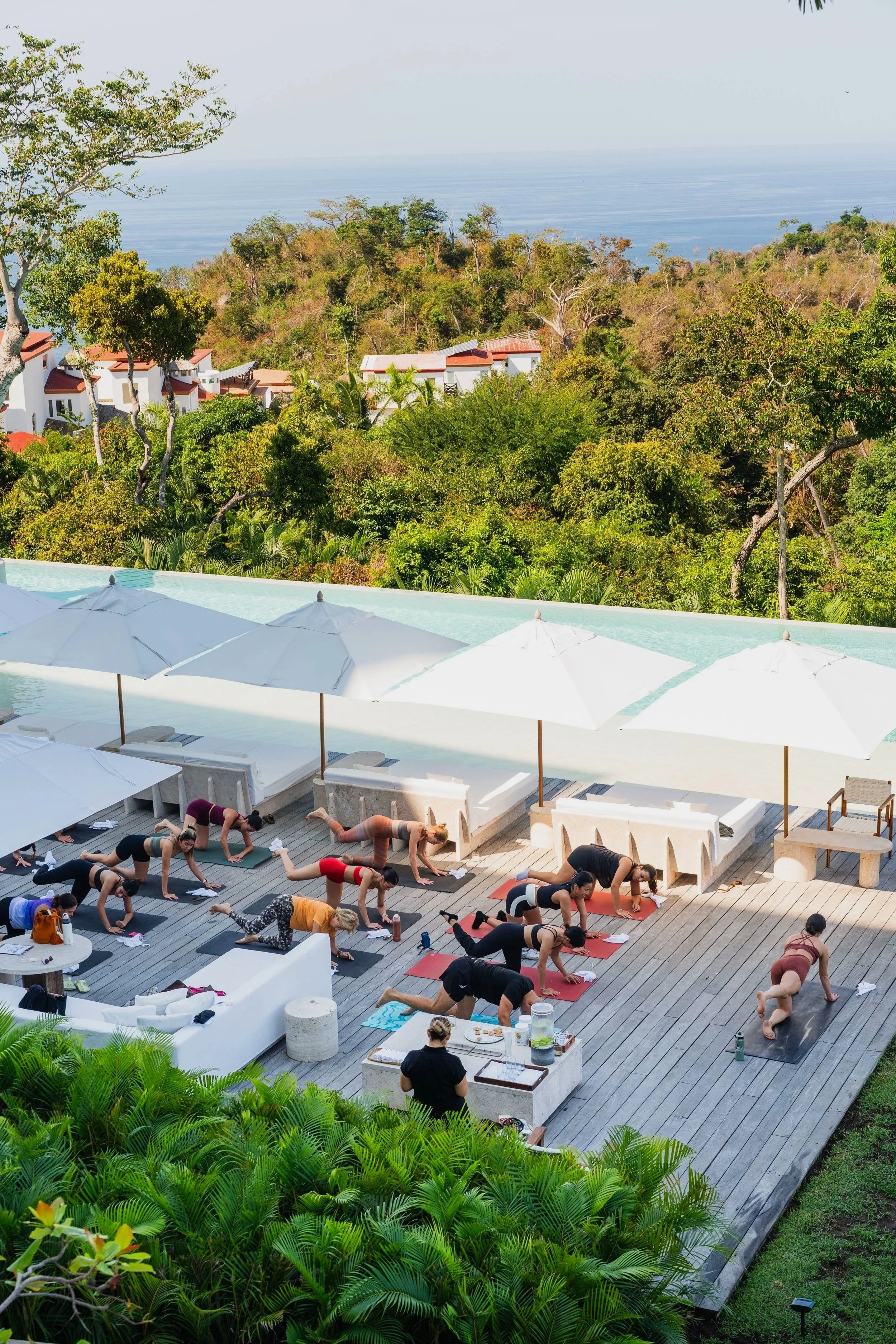 Clase de yoga y flow en la terraza de Hotel Encanto Acapulco. Prácticas de bienestar inmersas en la vegetación local.