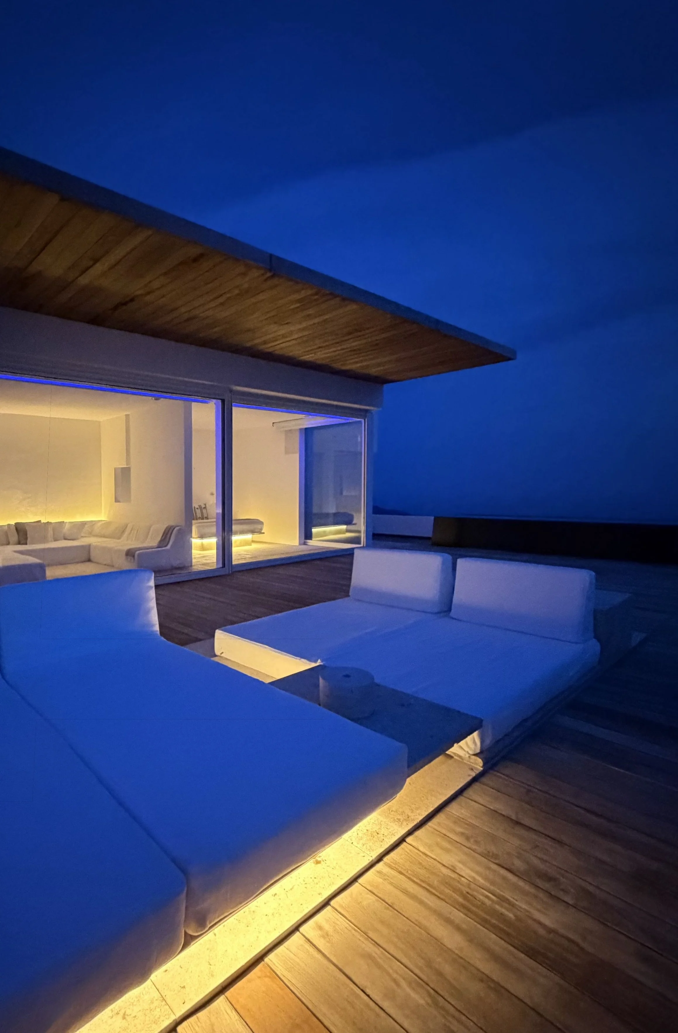 Signature Suite de Hotel Encanto. Terraza exterior con mobiliario y habitación calida de fondo. 