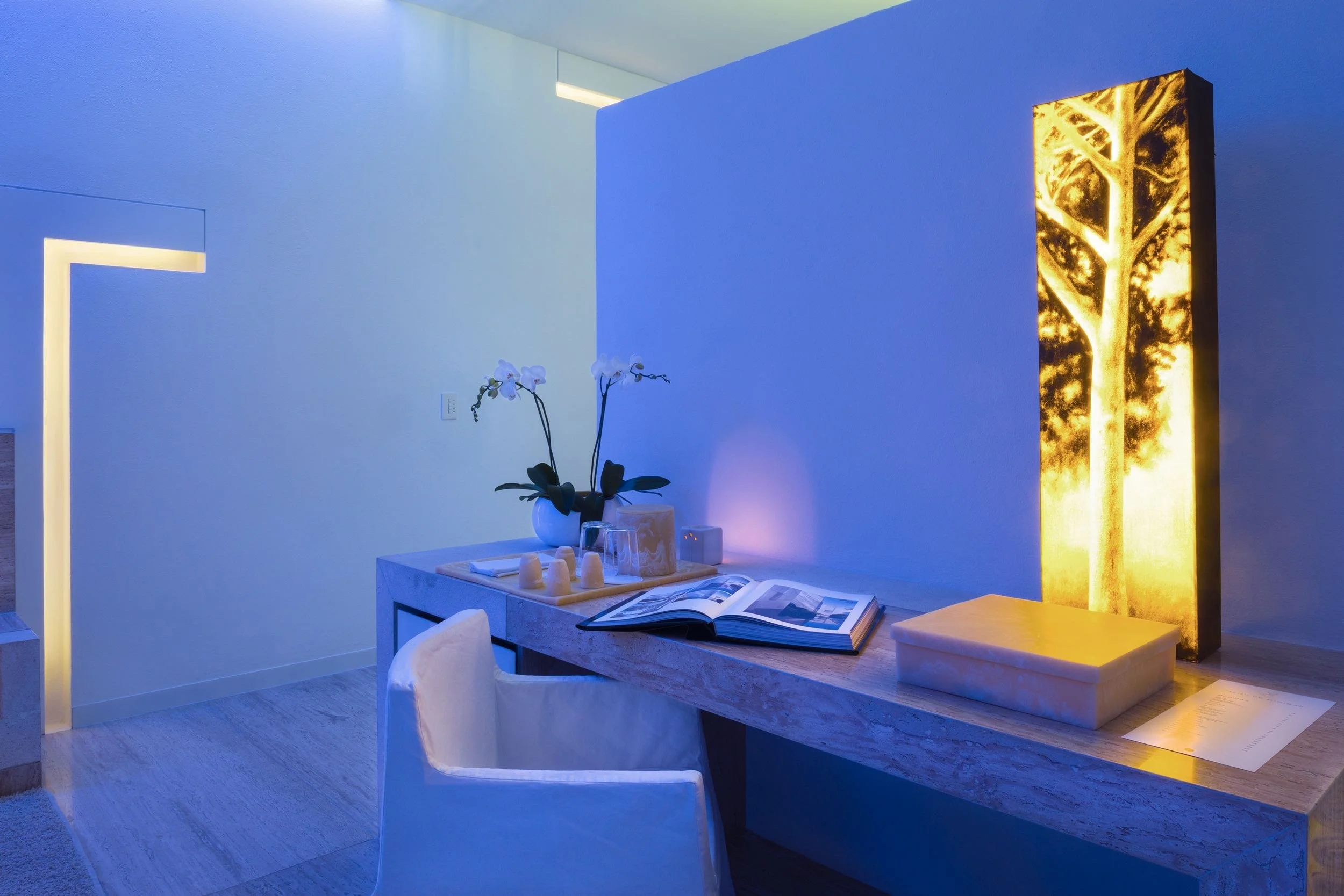 Espacio de lectura en Ocean Designer Suite de Hotel Encanto. Contraste poético de iluminación monocromática y calidez.