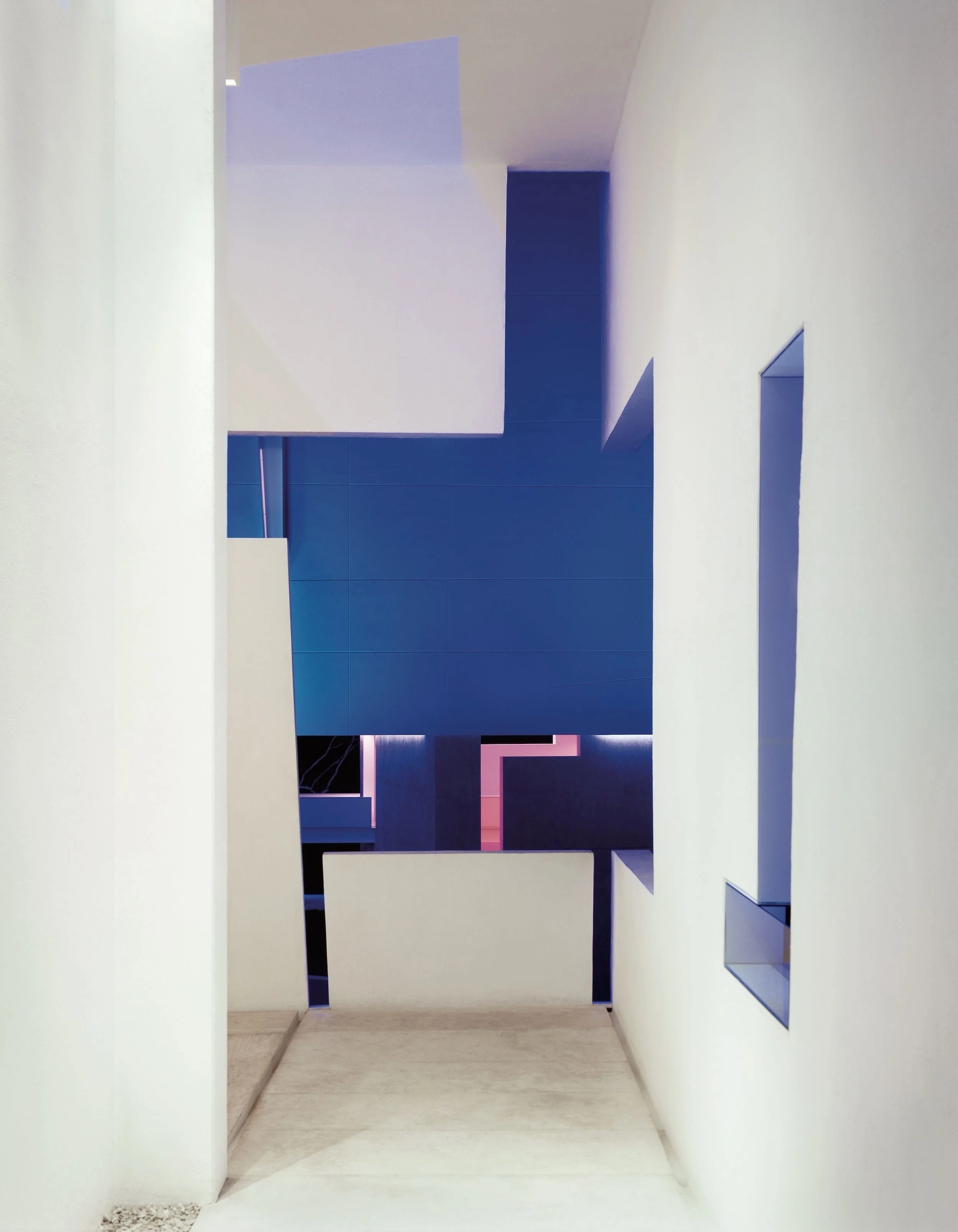 Arquitectura contemporánea de Miguel Ángel Aragonés en la fachada de Hotel Encanto Acapulco. Fotografía de Joe Fletcher. ventana en esquina con formas geometricas abstractas con color azul de fondo. 