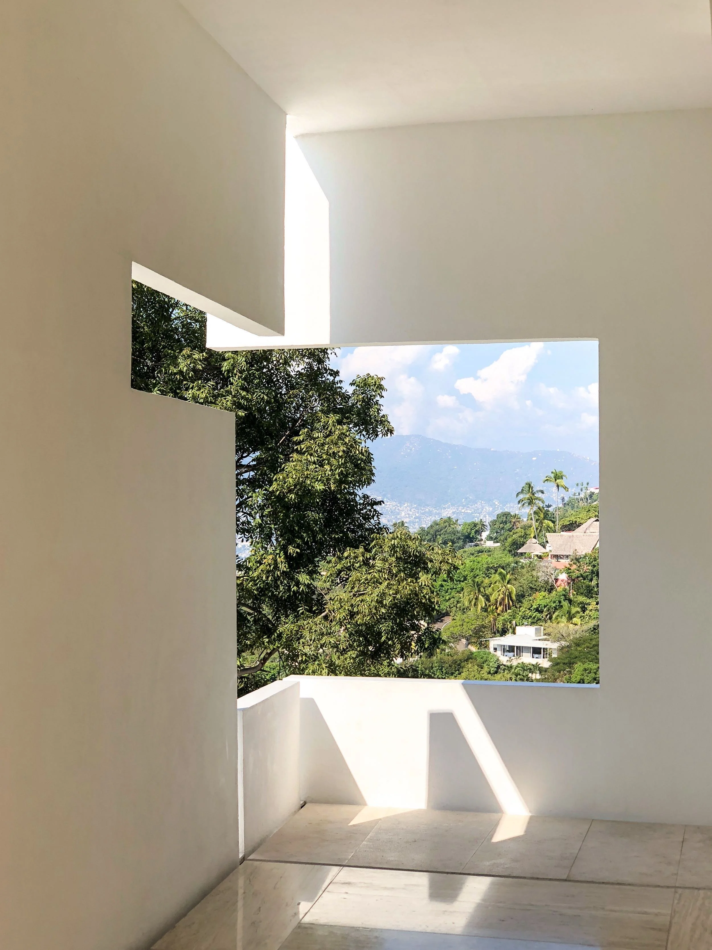 Arquitectura contemporánea de Miguel Ángel Aragonés en la fachada de Hotel Encanto Acapulco. Fotografía de Joe Fletcher. ventana en esquina con formas geometricas abstractas. 