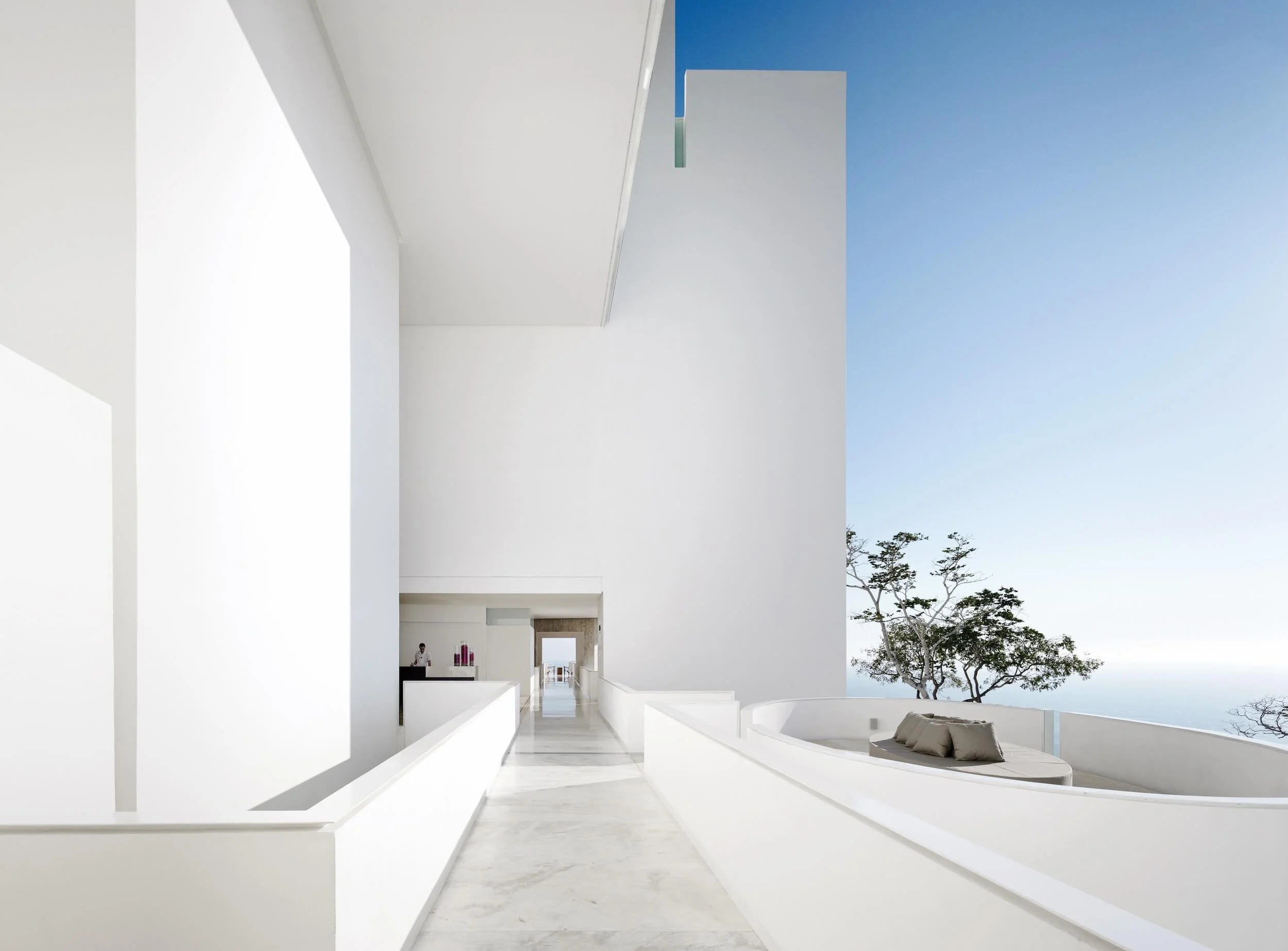 Arquitectura minimalista y espacios limpios de luz natural en el resort de alta gama Encanto Acapulco.