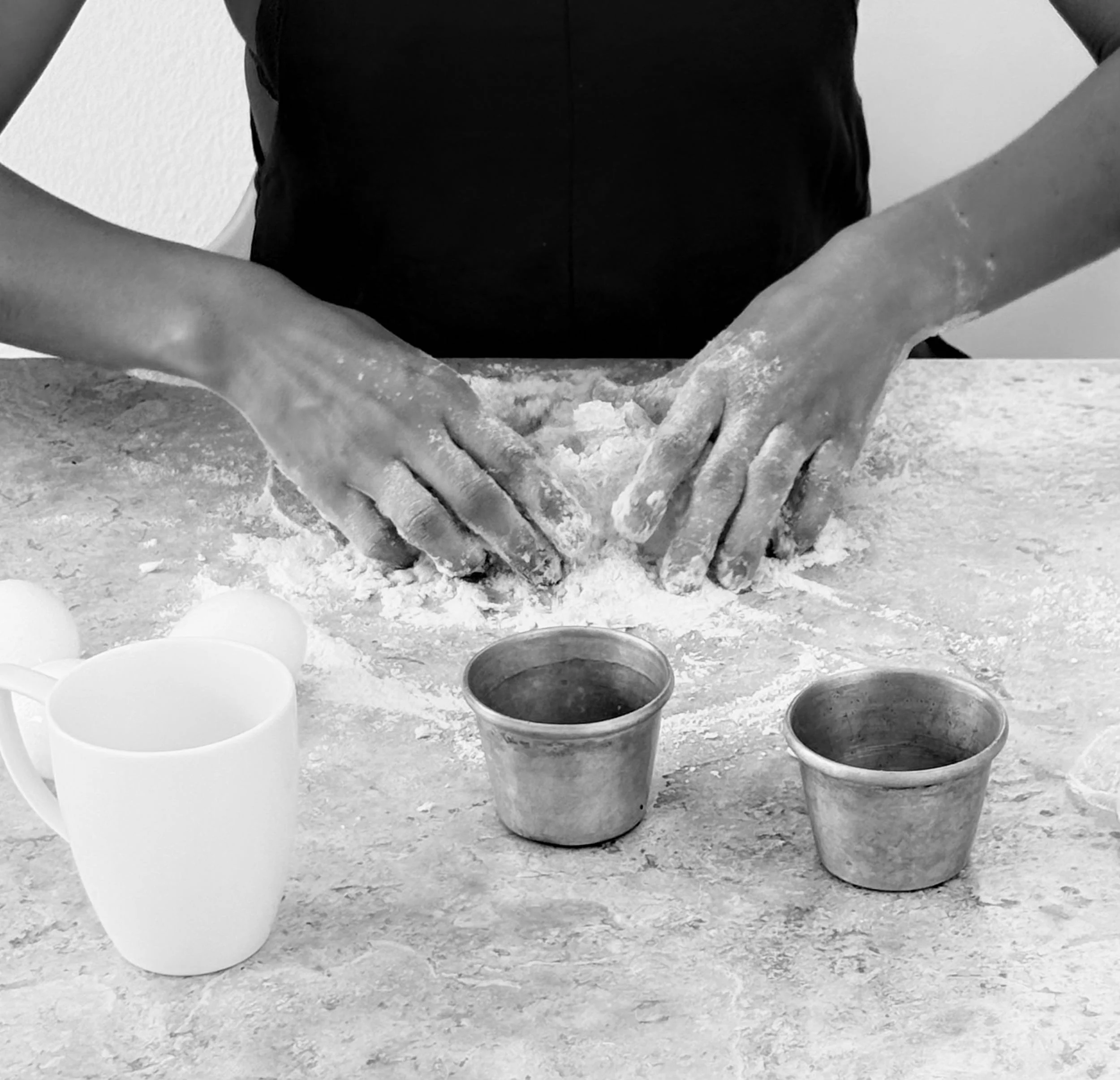 Proceso artesanal de panadería en blanco y negro dentro de Hotel Encanto Acapulco. El diálogo sutil con la materia.