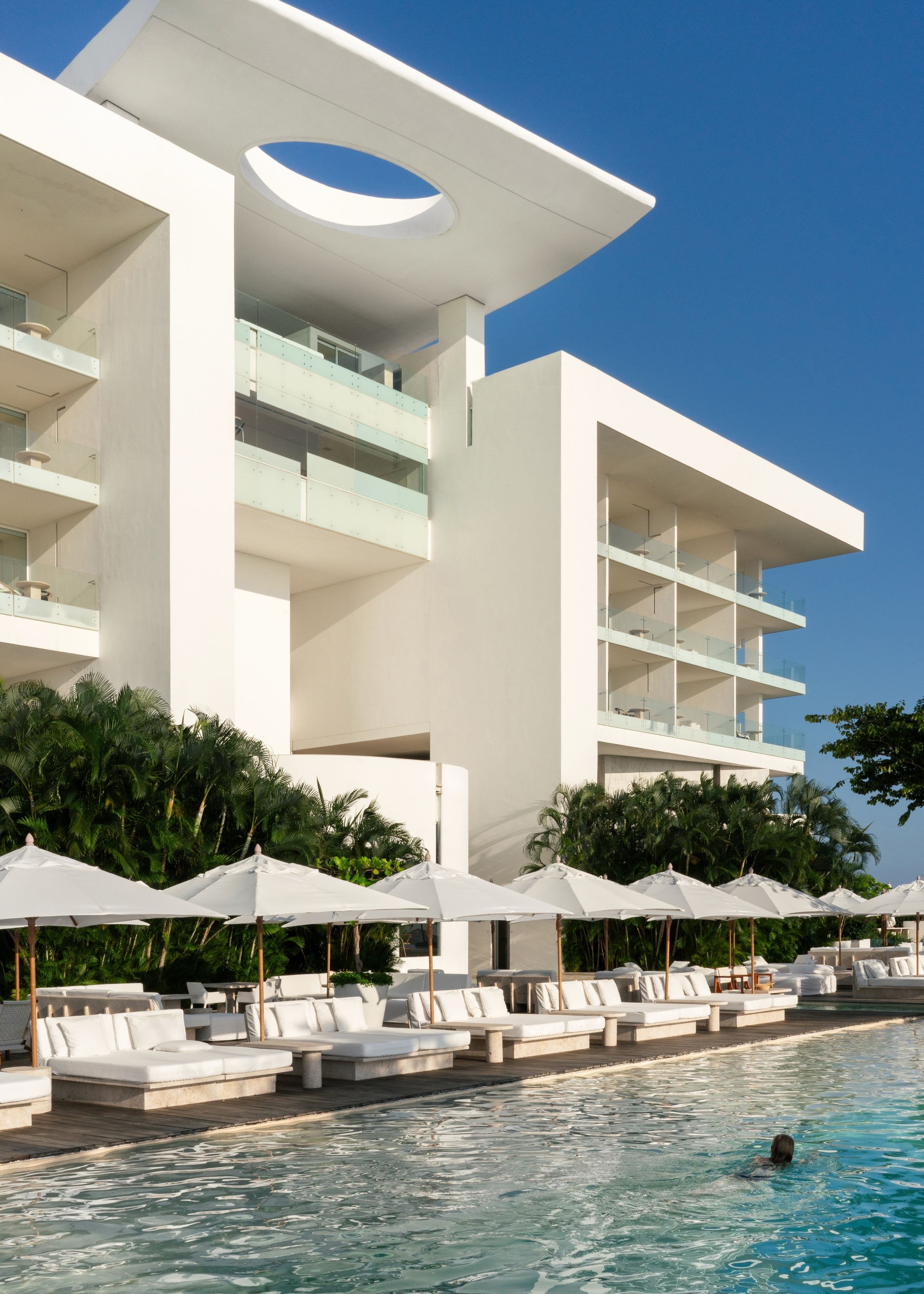 Arquitectura de Miguel Ángel Aragonés emergiendo de la selva. Hotel Encanto Acapulco en Brisas Marqués.