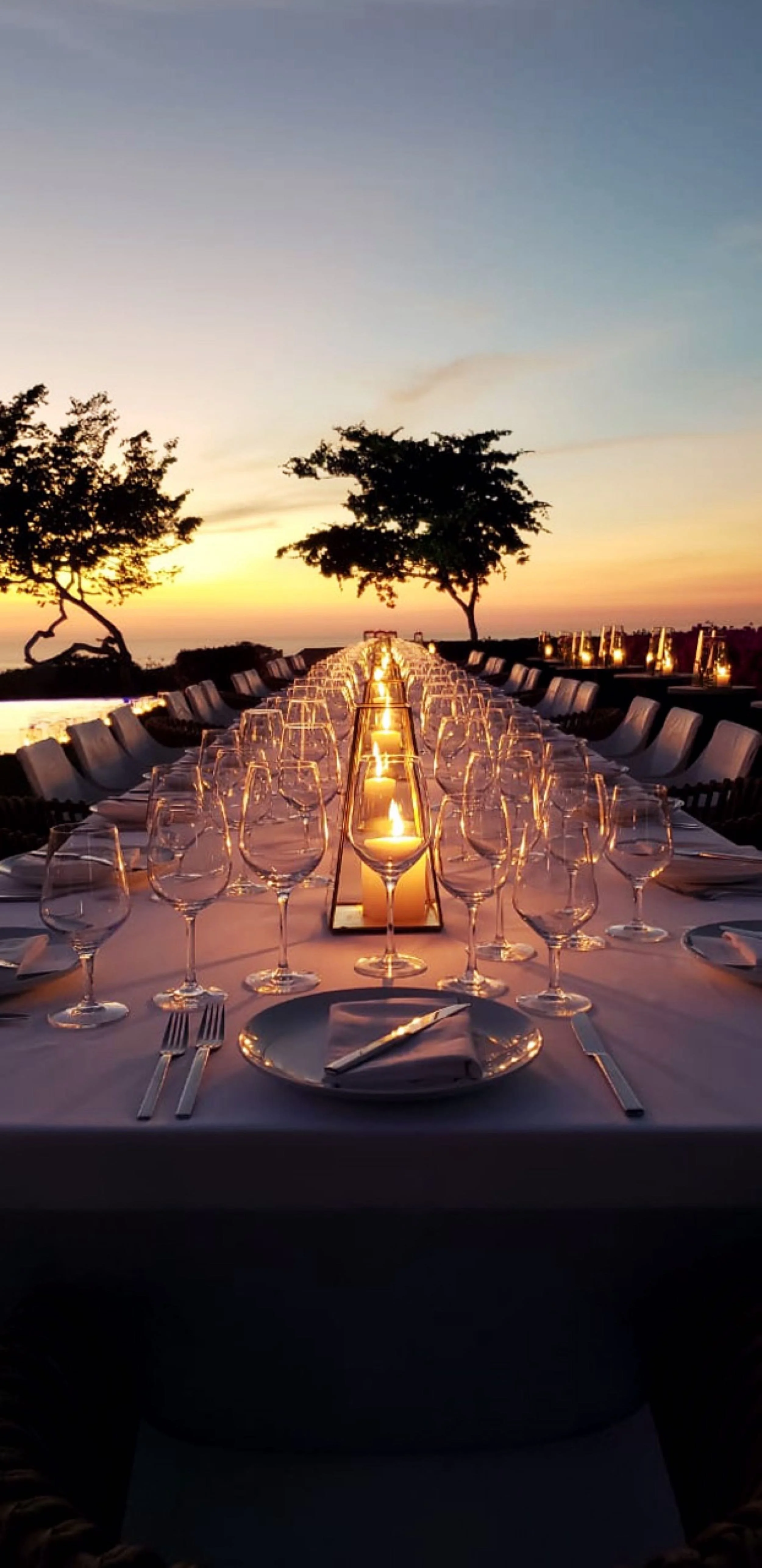 Banquete de bodas al aire libre en Hotel Encanto Acapulco. Mesa minimalista frente al mar en Brisas Marqués.