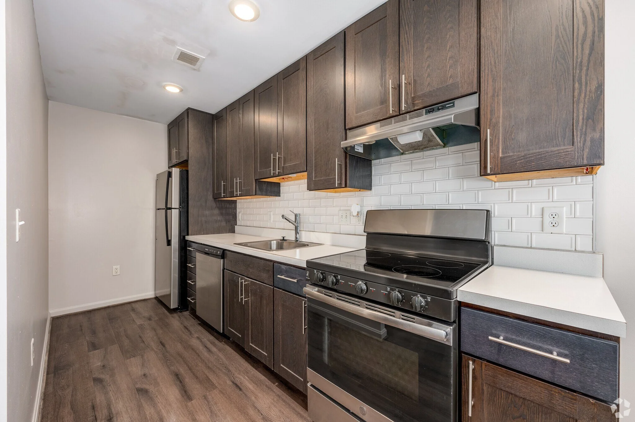 Ellis-Apts.com 4.jpg