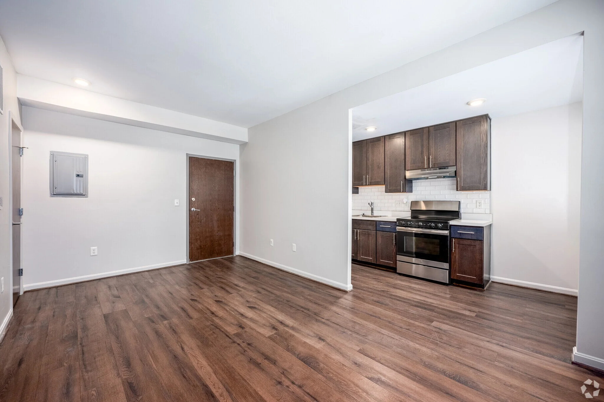 Ellis-Apts.com 6.jpg