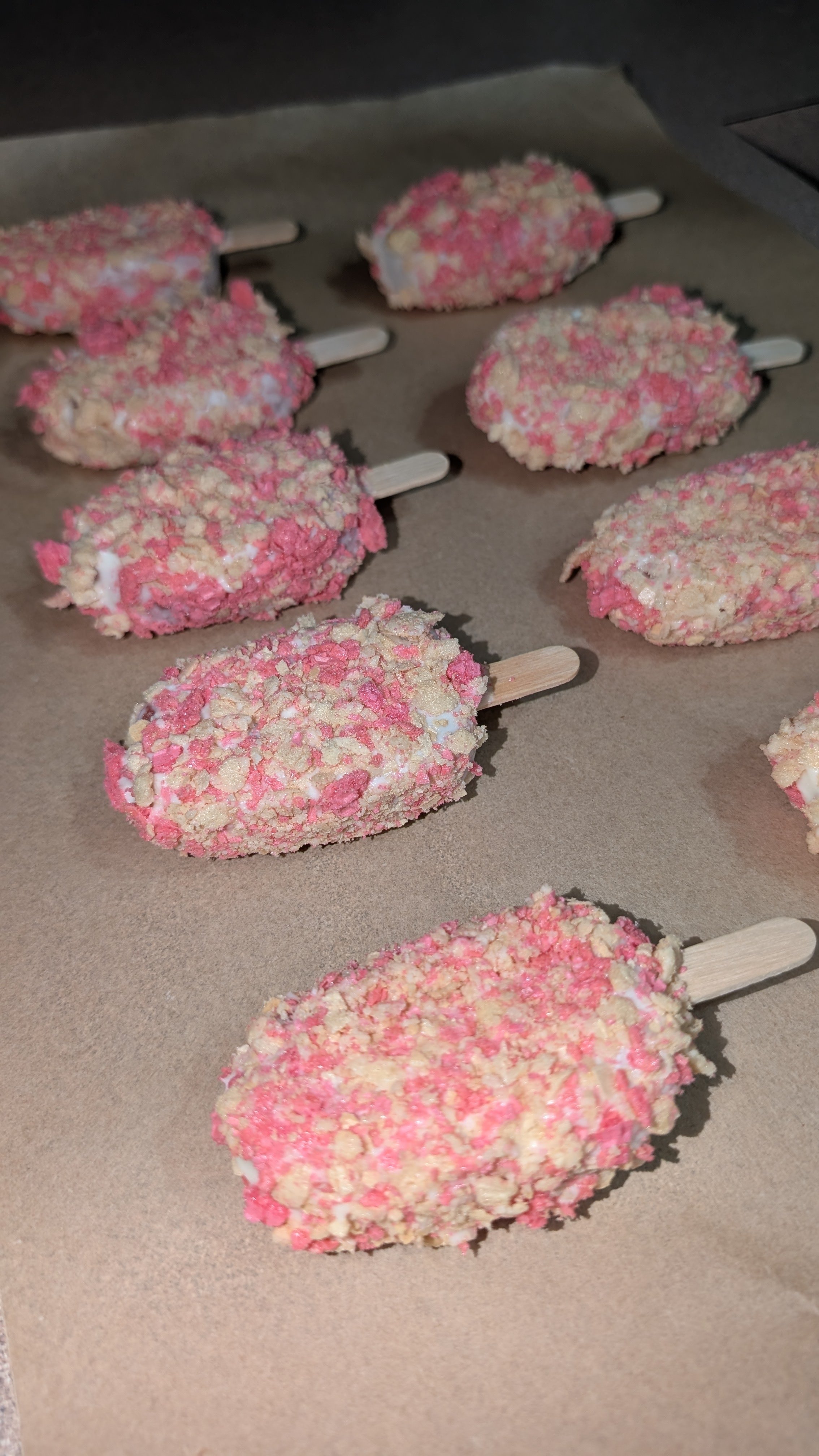 strawberry crunch cake pops