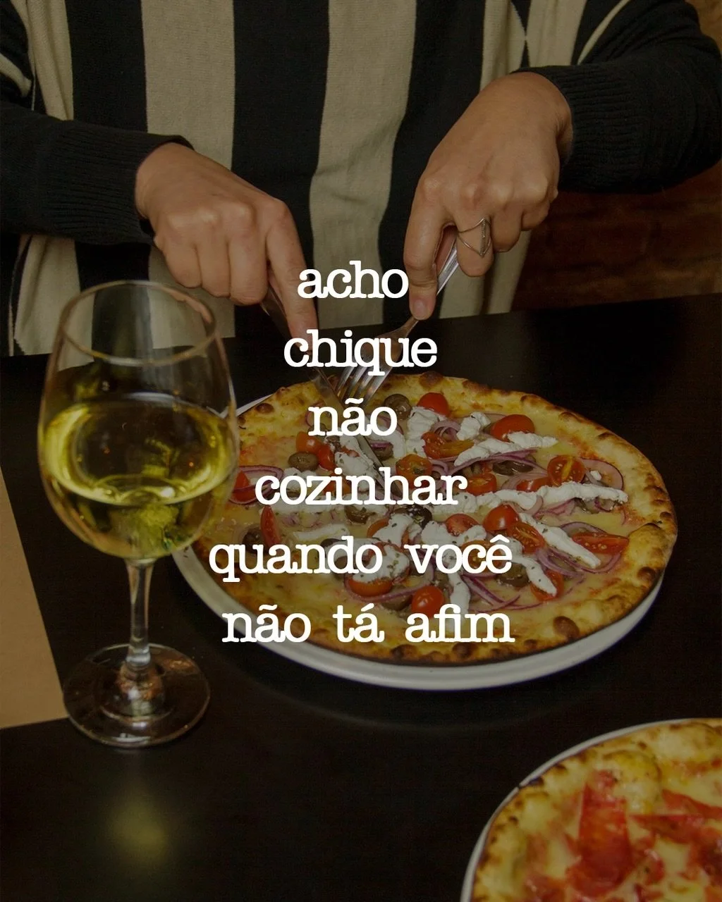 A gente tamb&eacute;m acha chique facilitar a pr&oacute;pria vida , principalmente quando isso envolve abrir a porta e encontrar uma pizza quentinha esperando do outro lado 🤌

👉&nbsp;Clique no link da bio e fa&ccedil;a j&aacute; seu pedido! Ah, e s