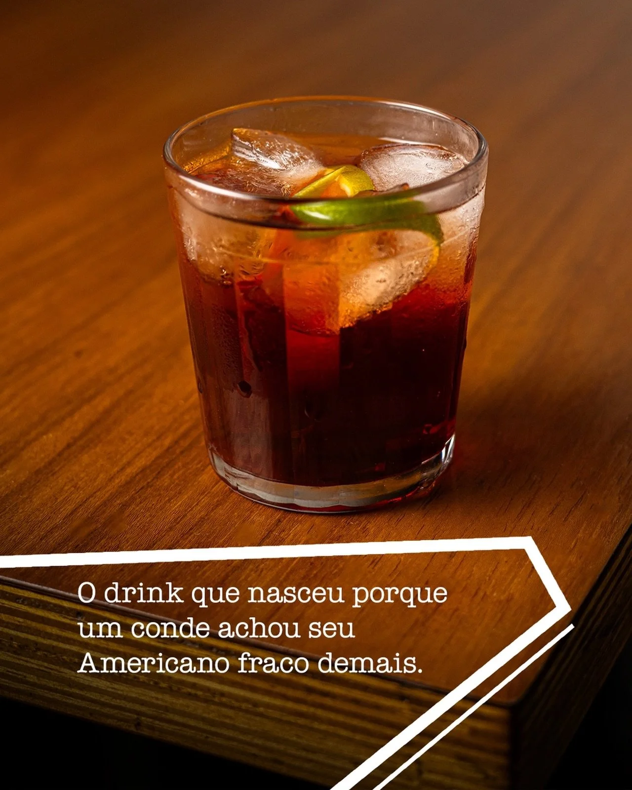 Tudo come&ccedil;ou em Floren&ccedil;a, em 1919: o conde Camillo Negroni costumava beber o Americano, combina&ccedil;&atilde;o de Campari, vermute e soda. 

At&eacute; que, certa vez, pediu ao bartender Fosco Scarselli uma vers&atilde;o mais forte: n