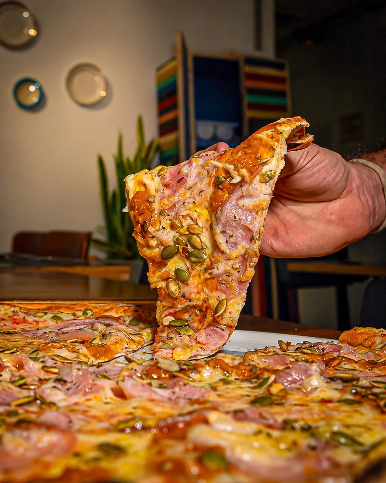 Tem um motivo para a nossa massa ser t&atilde;o leve &mdash; e ele come&ccedil;a antes mesmo de a pizza chegar ao forno&hellip;

Por aqui, trabalhamos com uma **fermenta&ccedil;&atilde;o mais r&aacute;pida**, pensada para chegar ao resultado que busc