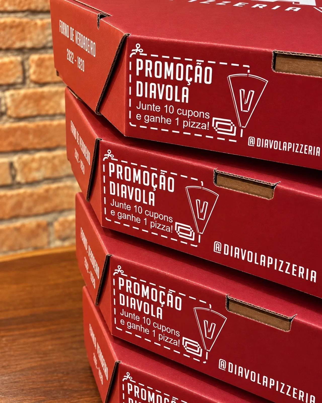 Ragazzi, cada pedido de pizza grande feito pelo nosso app ou central de atendimento agora vem com um cupom na caixa. 🍕

Juntou 10 cupons? A pr&oacute;xima pizza &eacute; por nossa conta! 

Para resgatar o seu pr&ecirc;mio &eacute; simples:

✅&nbsp;P