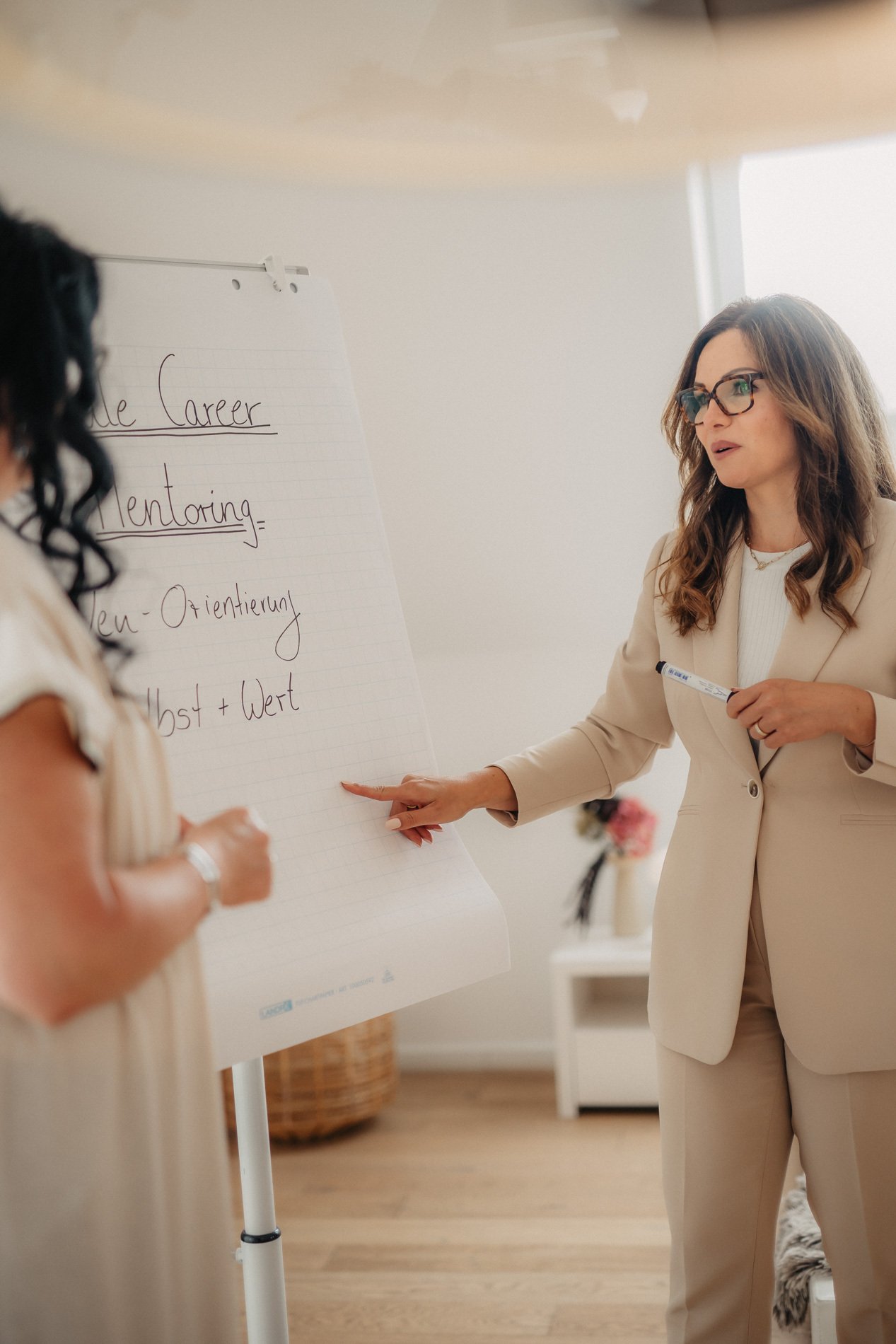 Frau_Whiteboard_Mentoring_Situation