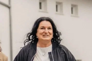 Portrait von einer Frau mit langen dunklen Haaren