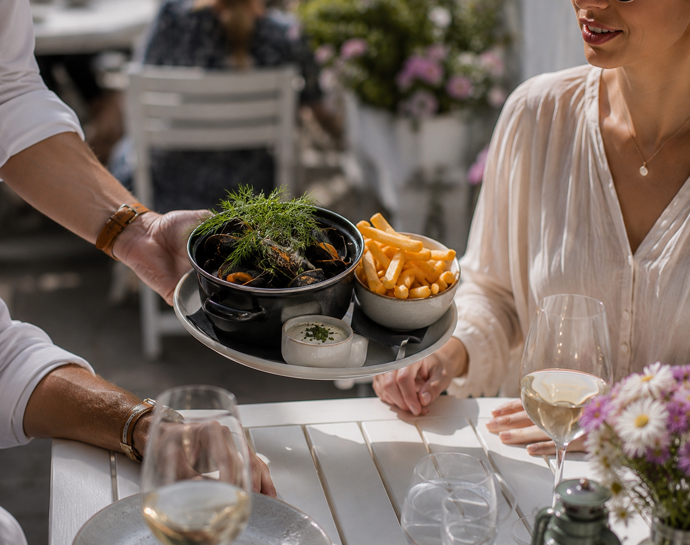 Moules frites med friske urter og sprøde pommes frites hos Brasserie Skovshoved