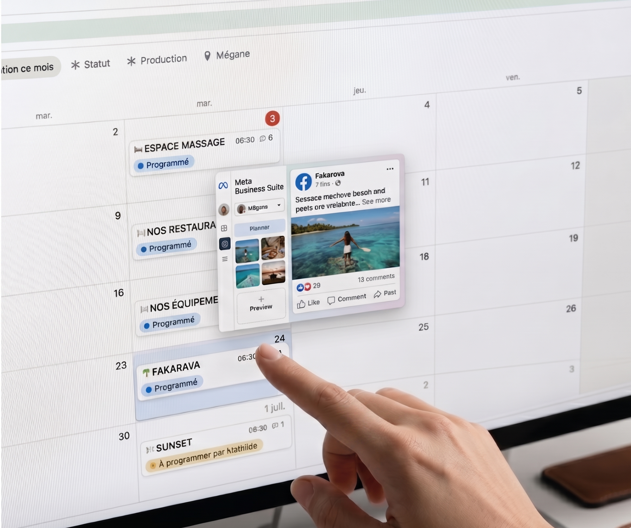 Capture d'écran d'un calendrier électronique ou un gestionnaire de tâches affiché sur un écran d'ordinateur, avec une personne pointant vers une tâche programmée et une notification Facebook.