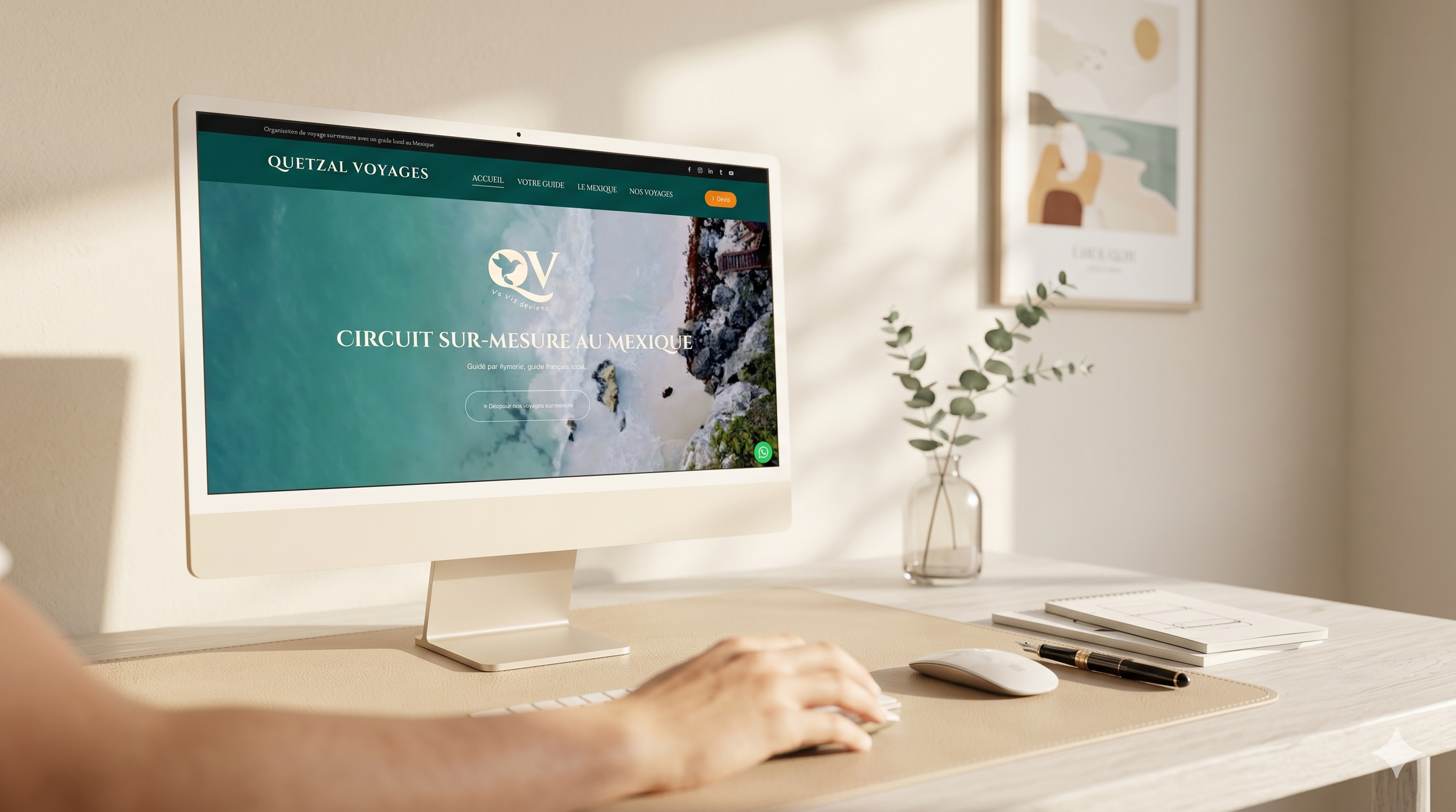 Un ordinateur affichant le site web d'une agence de voyage spécialisée dans les circuits sur mesure au Mexique, placé sur un bureau blanc avec quelques fournitures et une plante en arrière-plan.