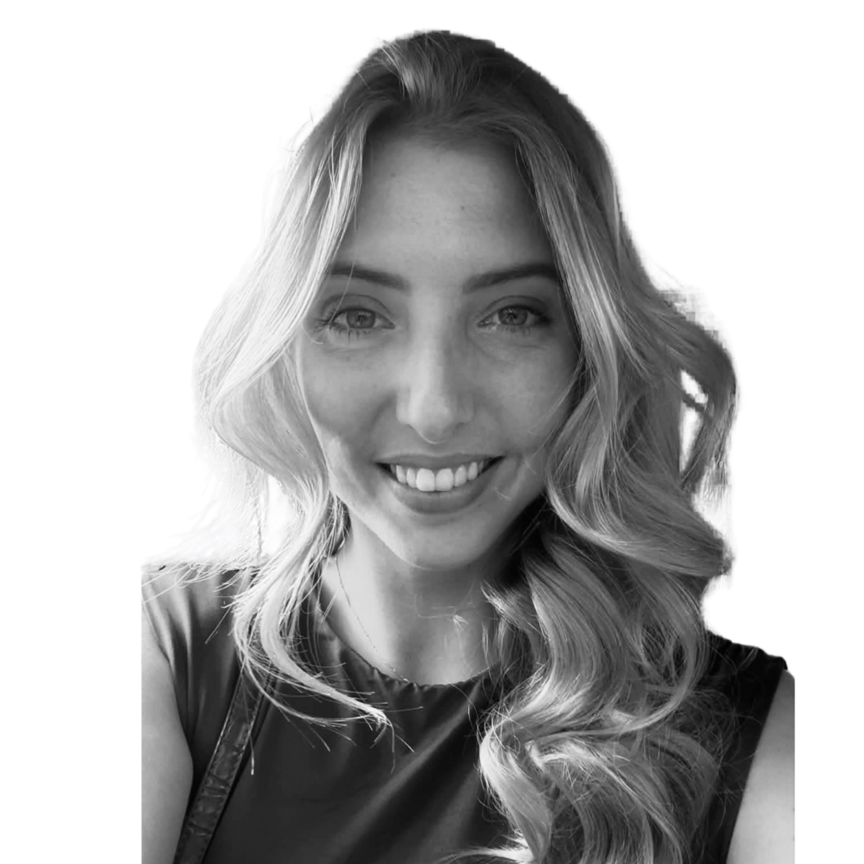 Portrait en noir et blanc d'une femme souriante avec de longs cheveux bouclés.