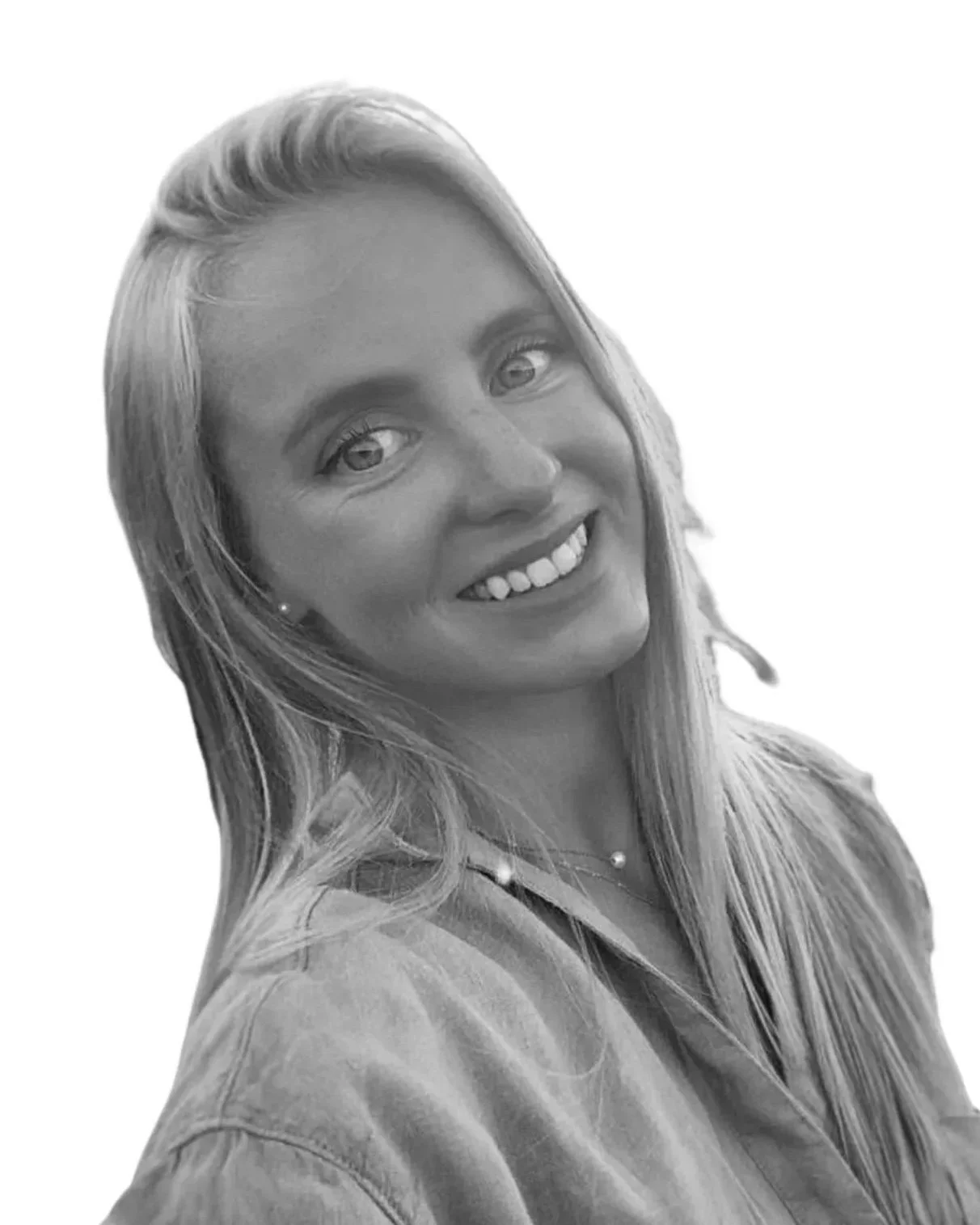Photo en noir et blanc d'une femme souriante avec des cheveux longs et bouclés, portant un vêtement décontracté, regardant vers la caméra. Mégane SALMON