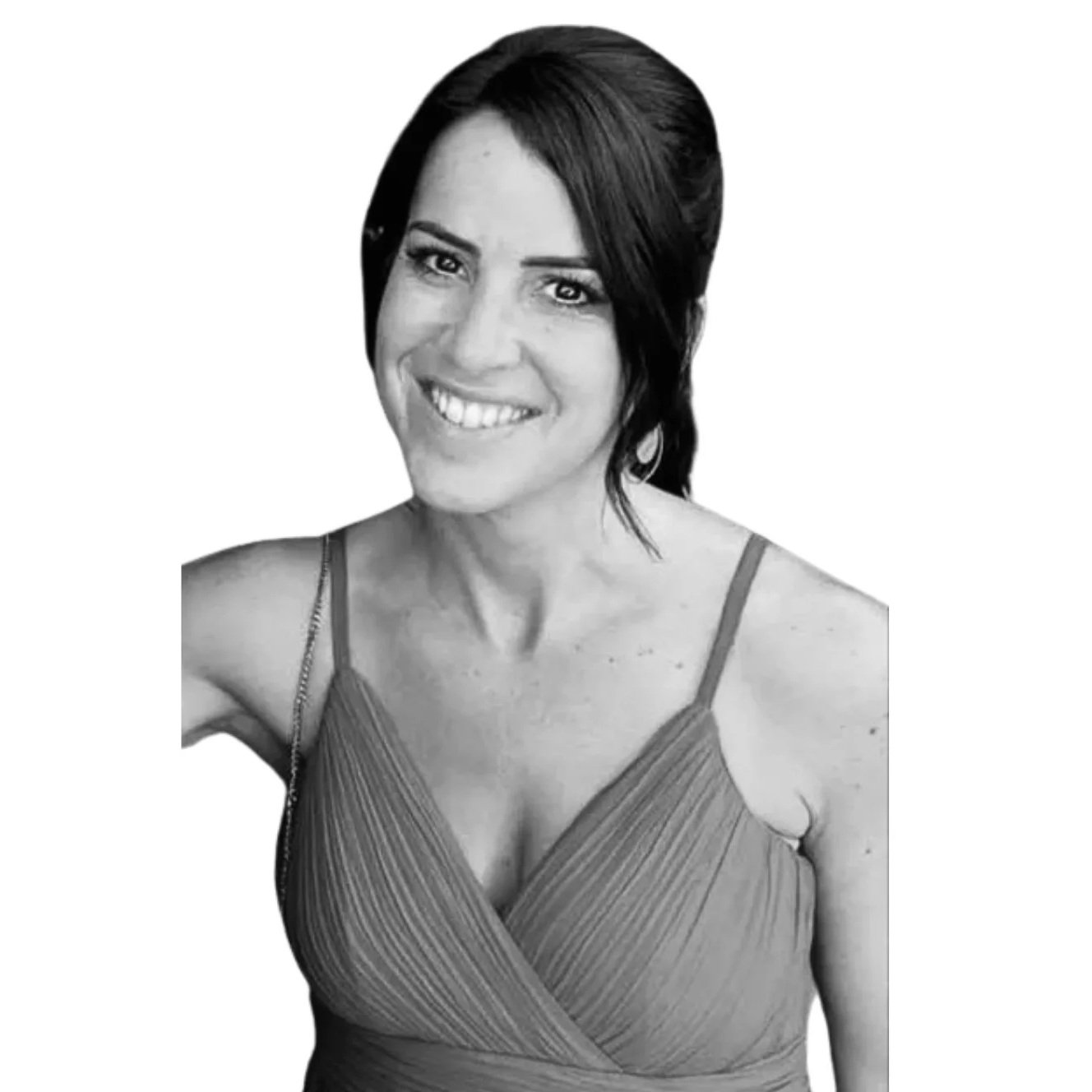 Photo en noir et blanc d'une femme souriante, portant une robe à baillettes avec des épaules dénudées.
