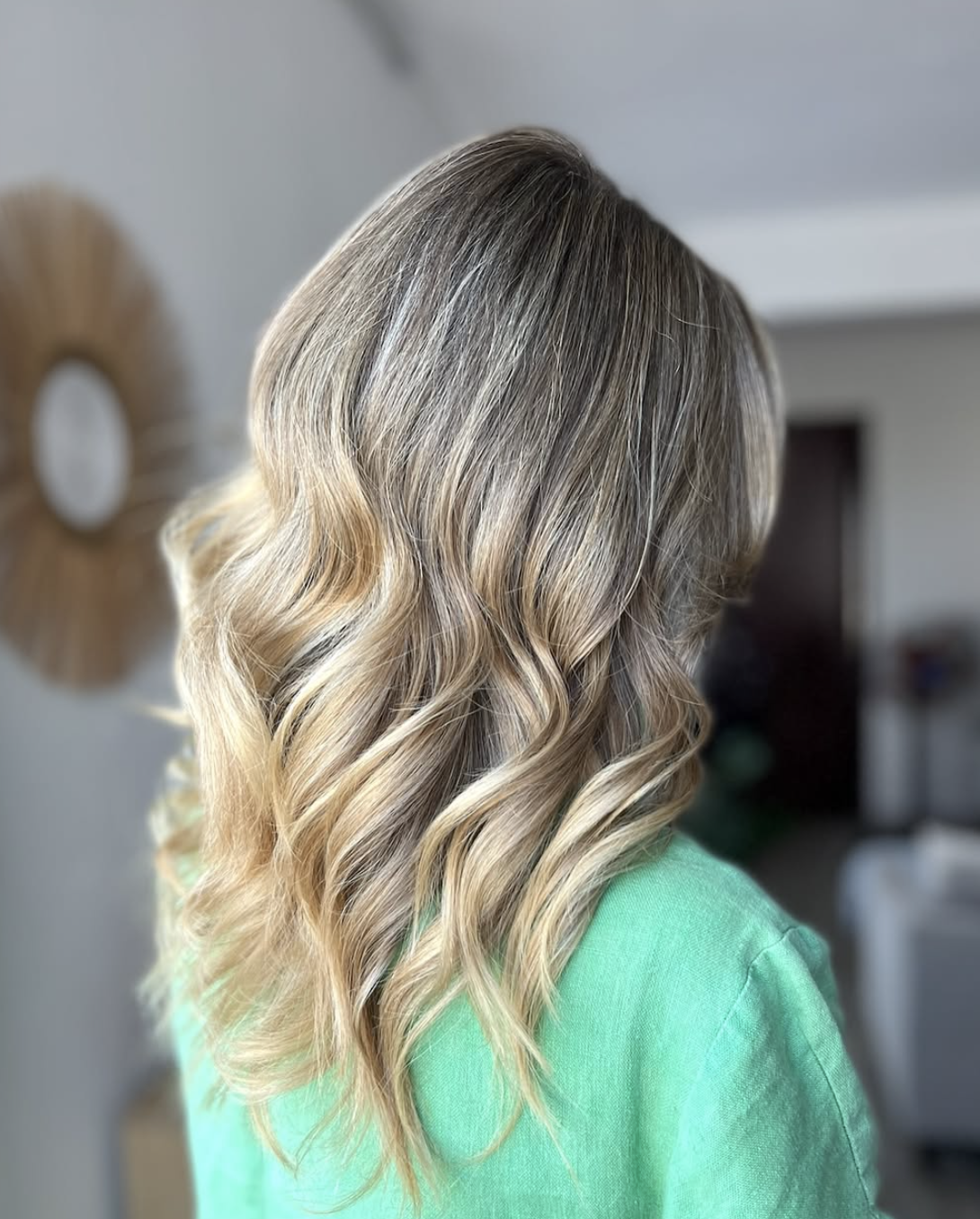 Cheveux longs, ondulés, blonds avec des reflets, Julie Her Coiffure