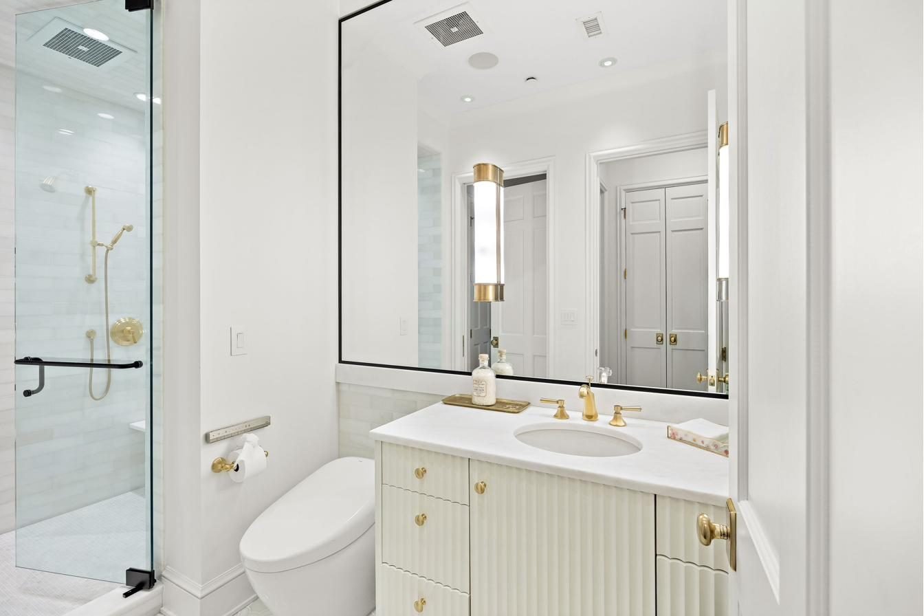 21_182-cherokee-secondary-bath.jpg