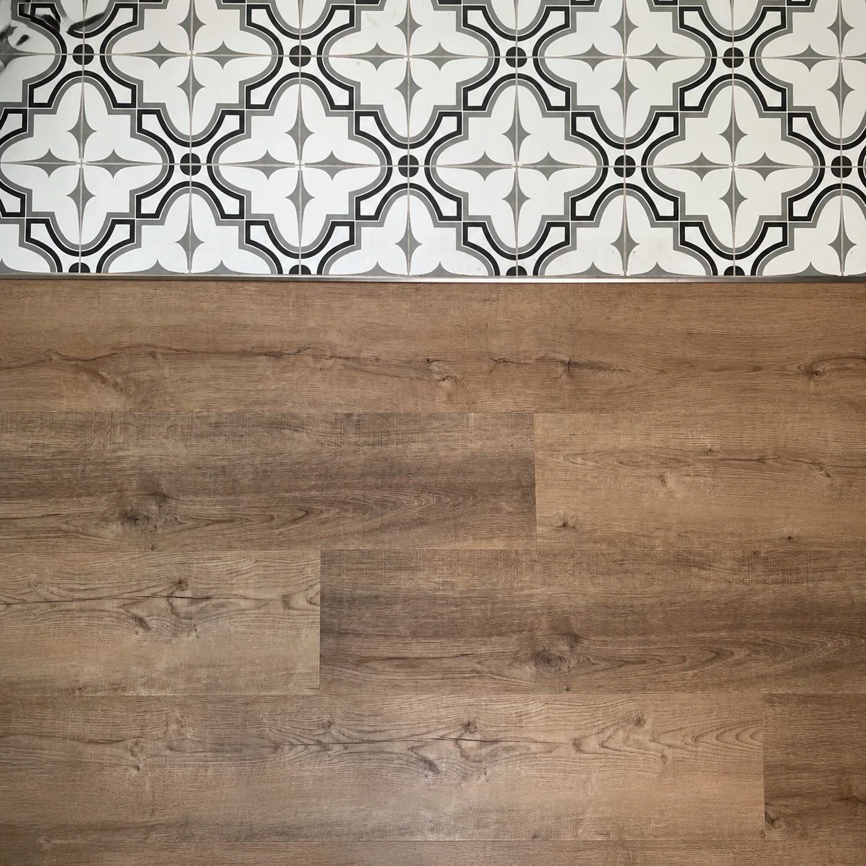 Flooring installed by Garcia Construction Rénovation in Quebec City, with wood-look flooring and decorative tiles.