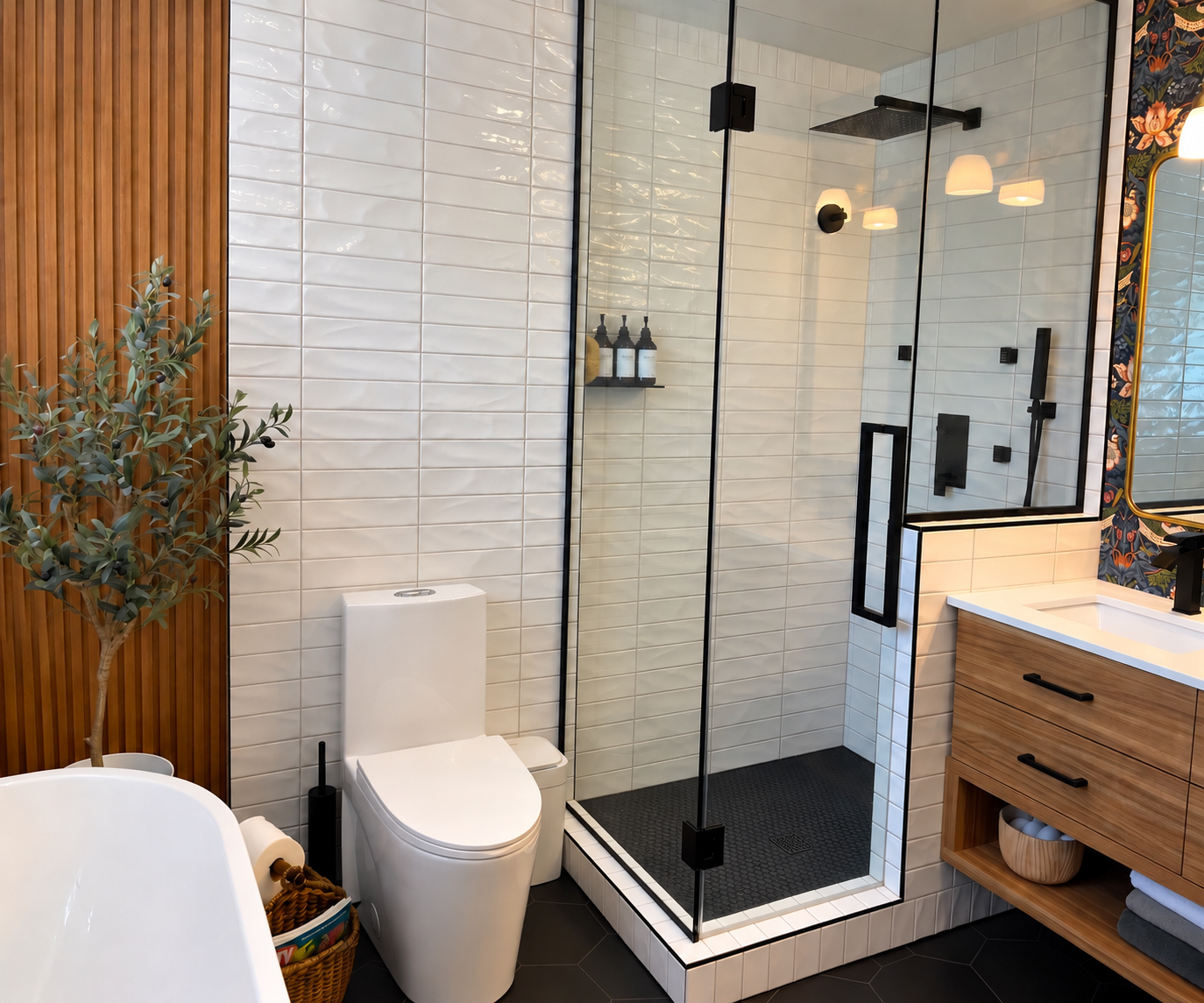 Rénovation de salle de bain réalisée par Garcia Construction Rénovation à Québec, avec douche vitrée sur mesure, robinetterie noire, carrelage blanc du sol au plafond et vanité en bois.