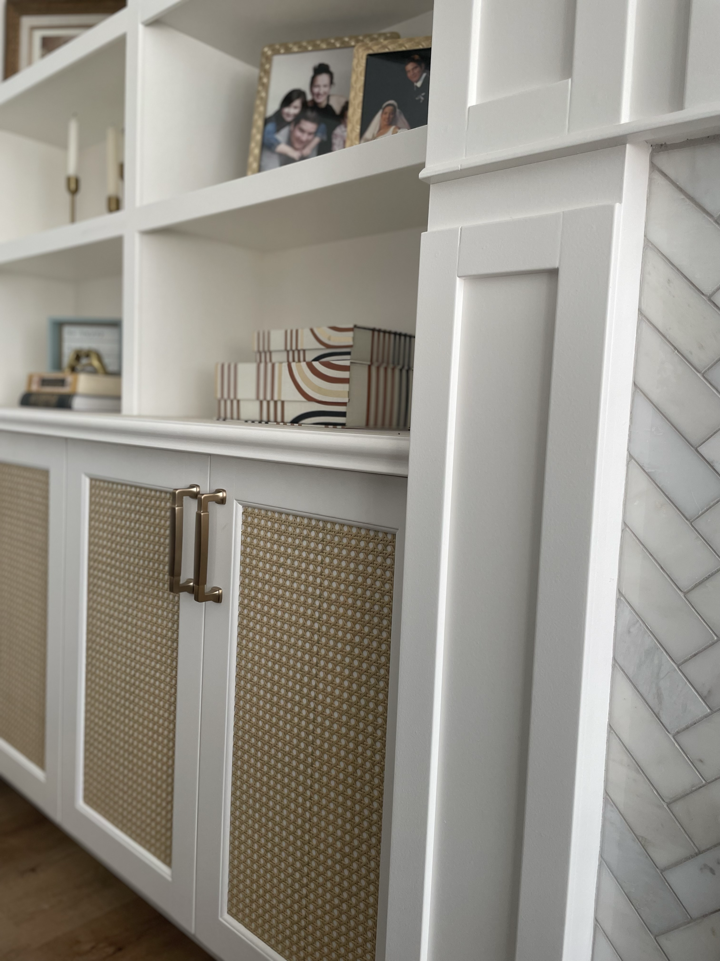Custom built-in cabinetry by Garcia Construction Rénovation in Quebec City featuring open shelving, closed storage and detailed white millwork.