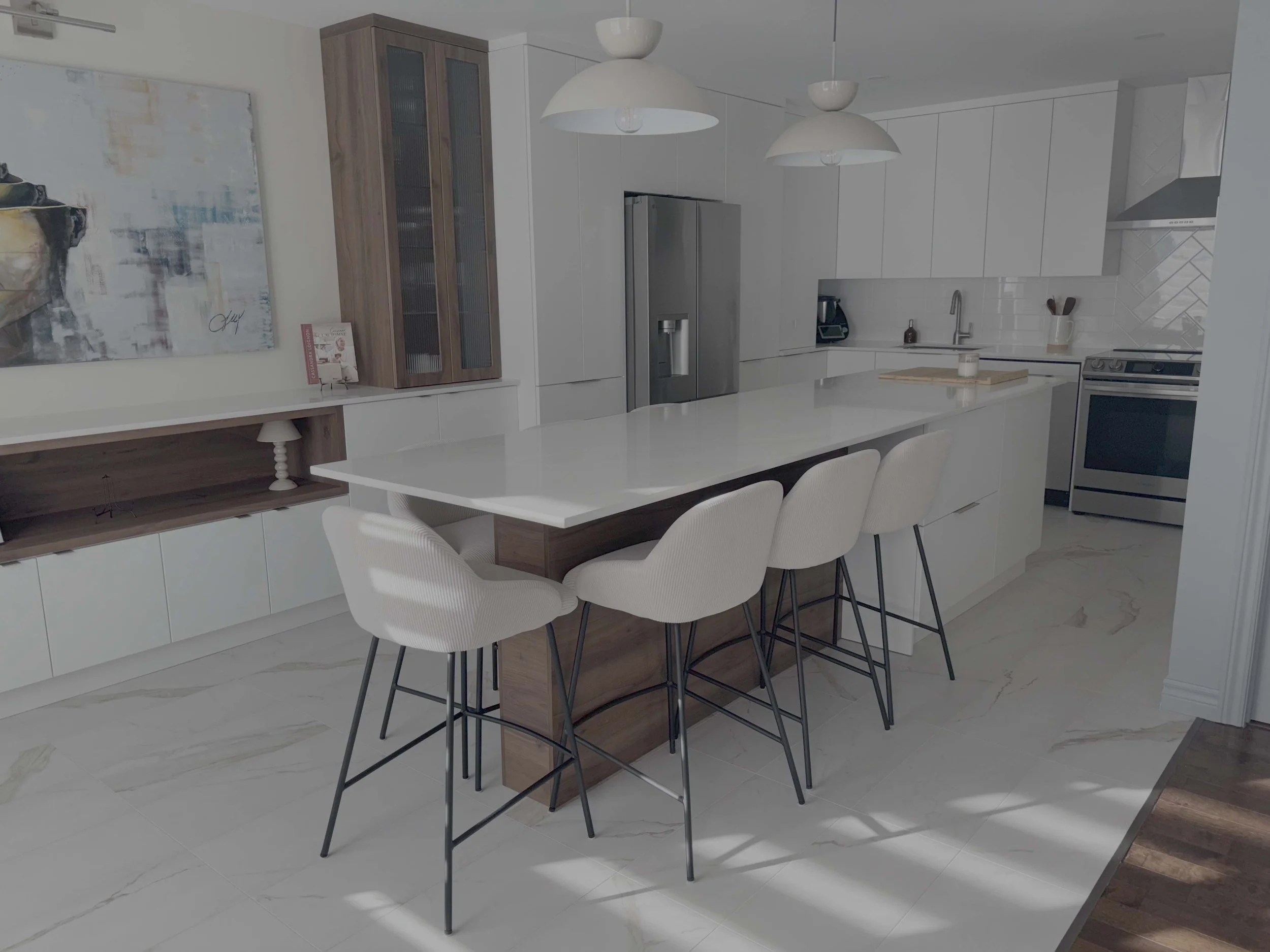 Cuisine moderne rénovée par Garcia Construction Rénovation à Québec, avec grand îlot central, armoires blanches et accents de bois.