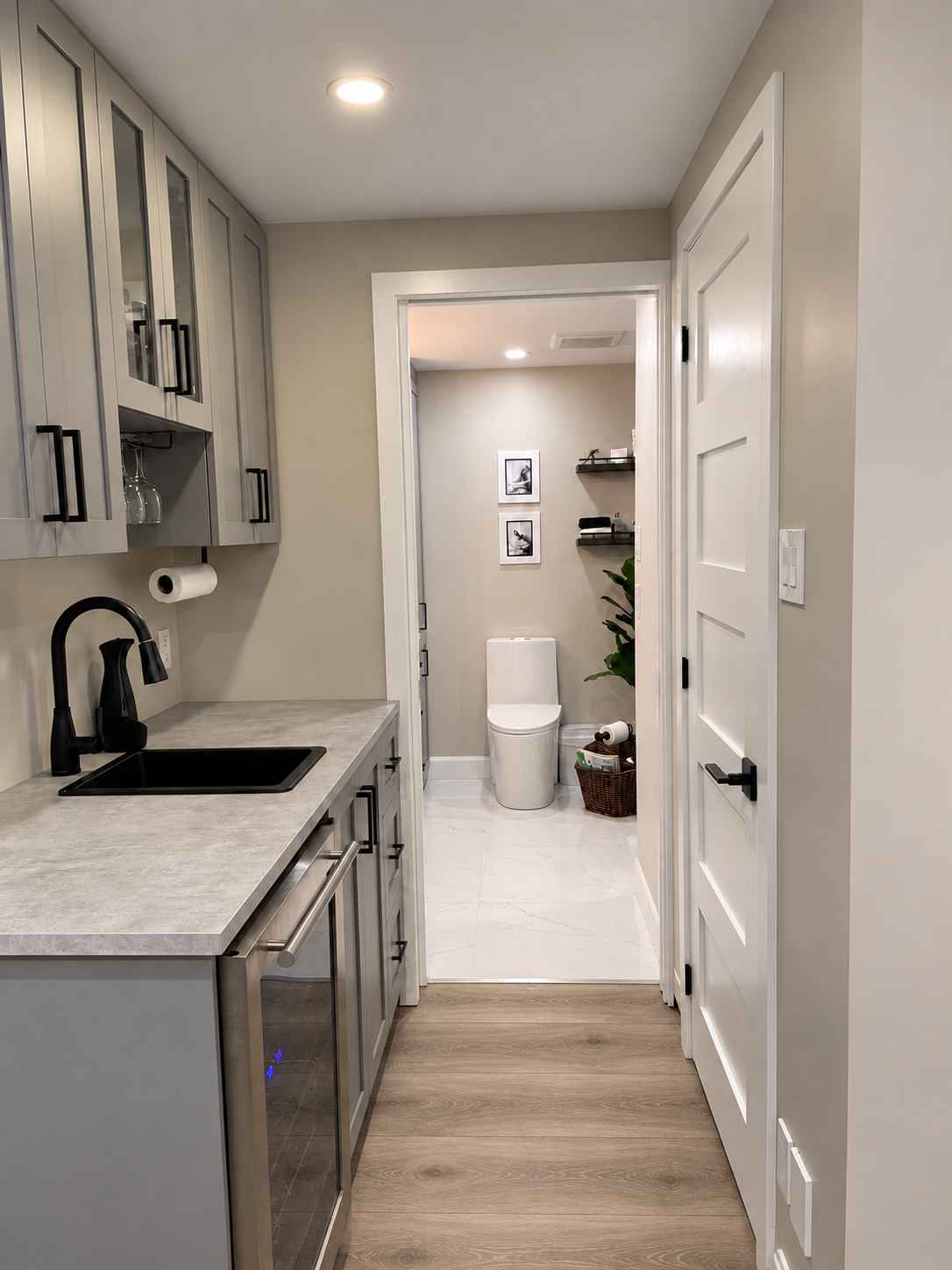 Rénovation de sous-sol réalisée par Garcia Construction Rénovation à Québec, avec cuisinette et armoires sur mesure grises.