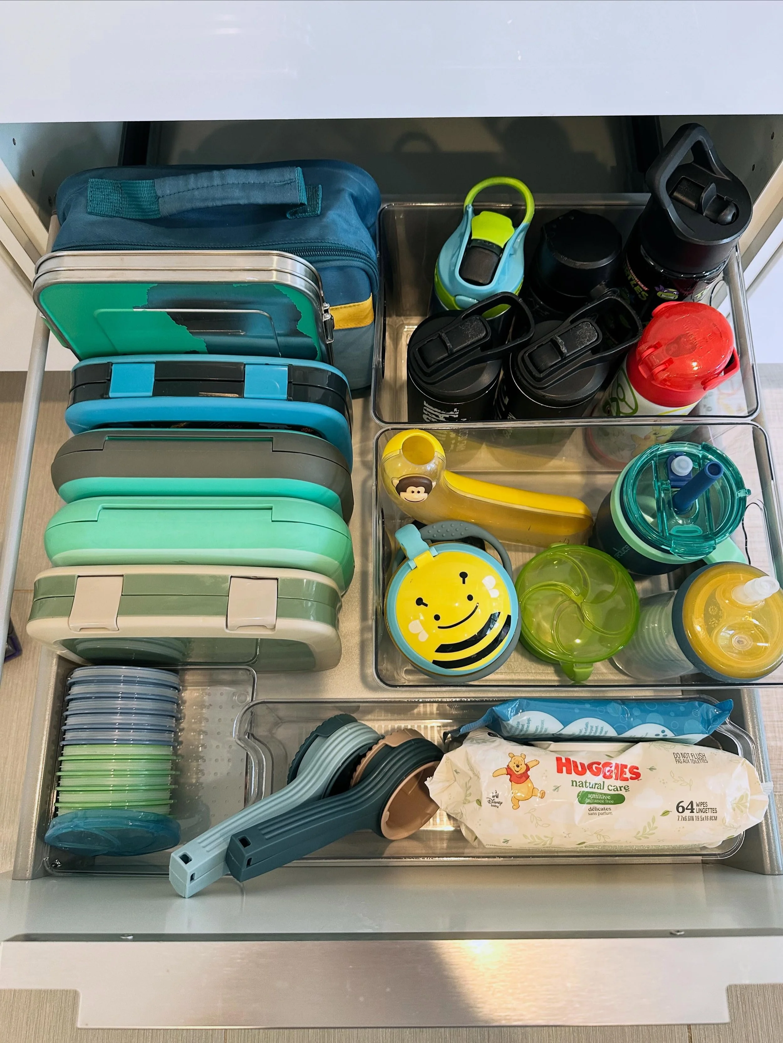 Swipe to see this kids station refresh for a busy family of 6 ✨

The goal was to create a setup that made everyday routines easier &mdash; giving the kids easy access to their cups, plates, bowls, utensils, and Bento boxes while keeping the space sim