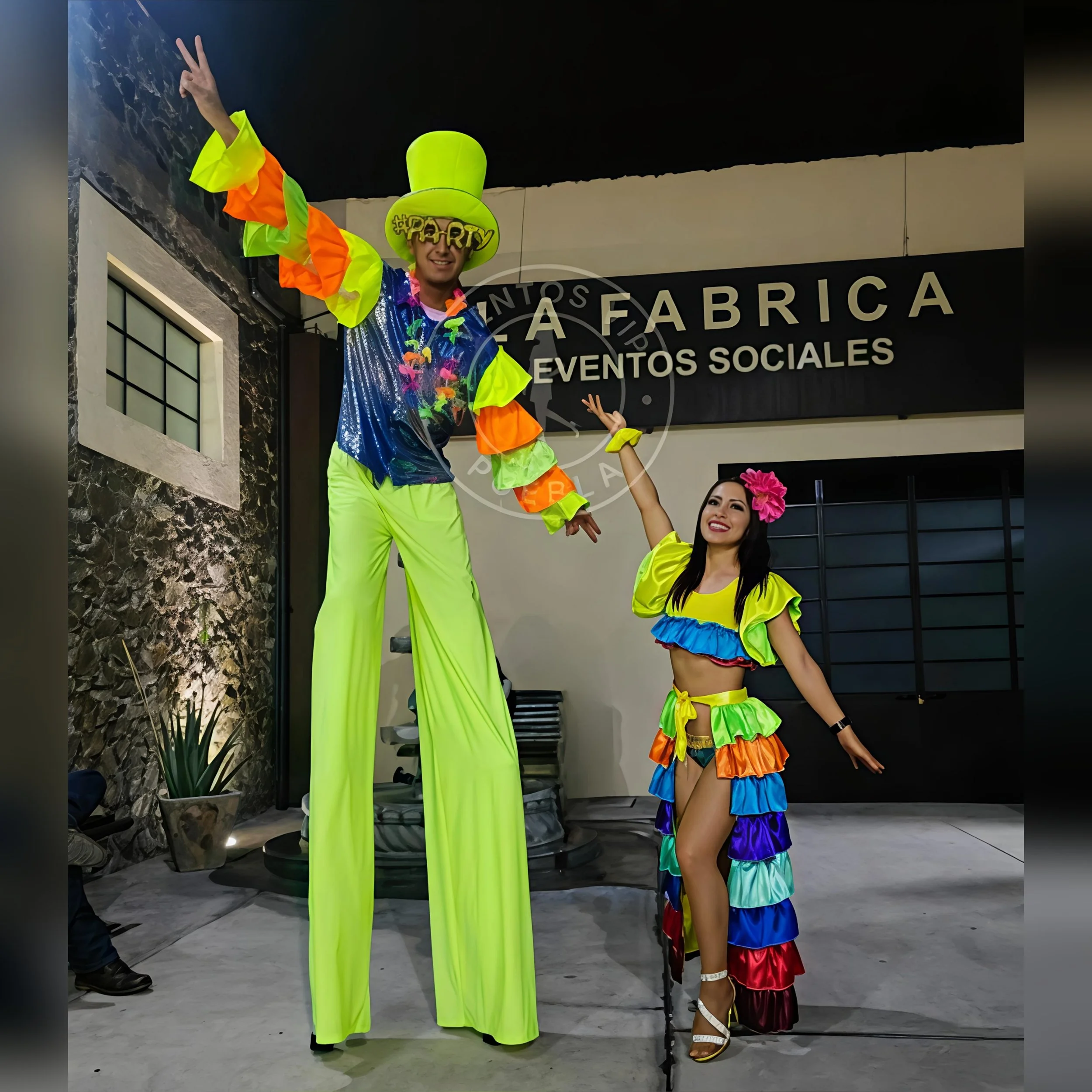 Hora loca en Puebla, bailarina y zanquero en 'La Fábrica de Eventos Sociales' Puebla