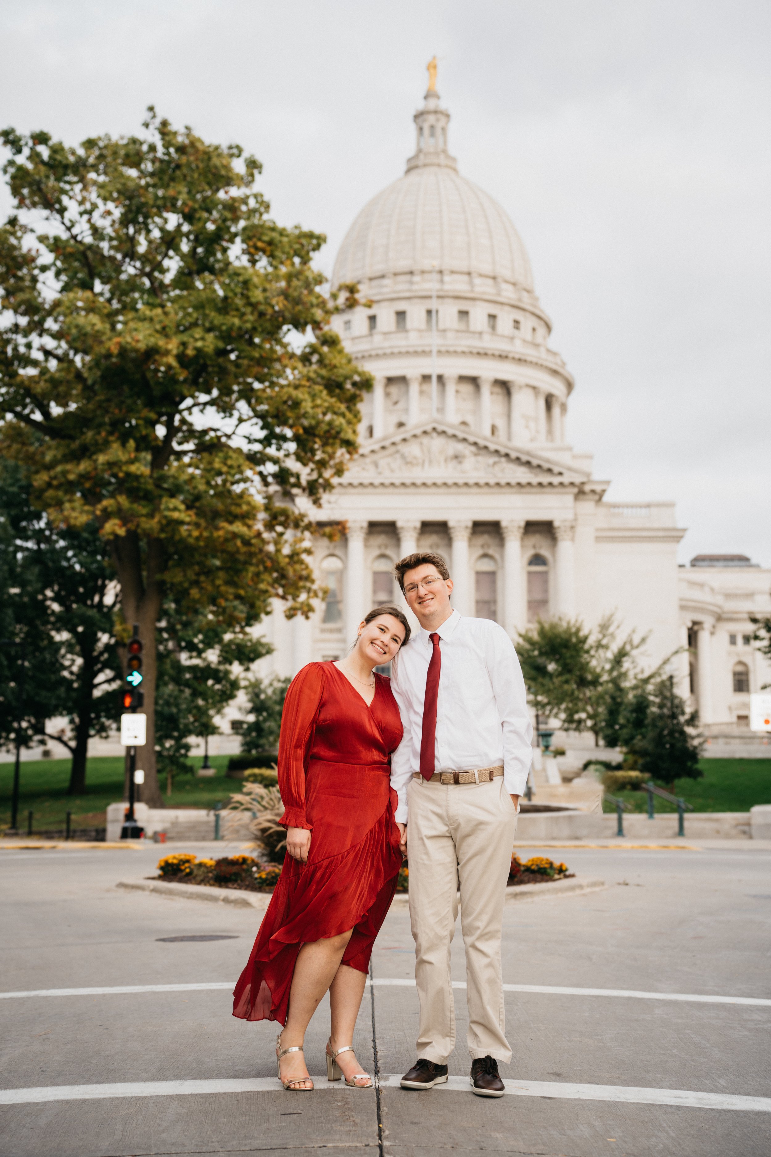 Outdoor engagement photos by Federico Weddings, focused on natural light, real emotion, and elegant storytelling.