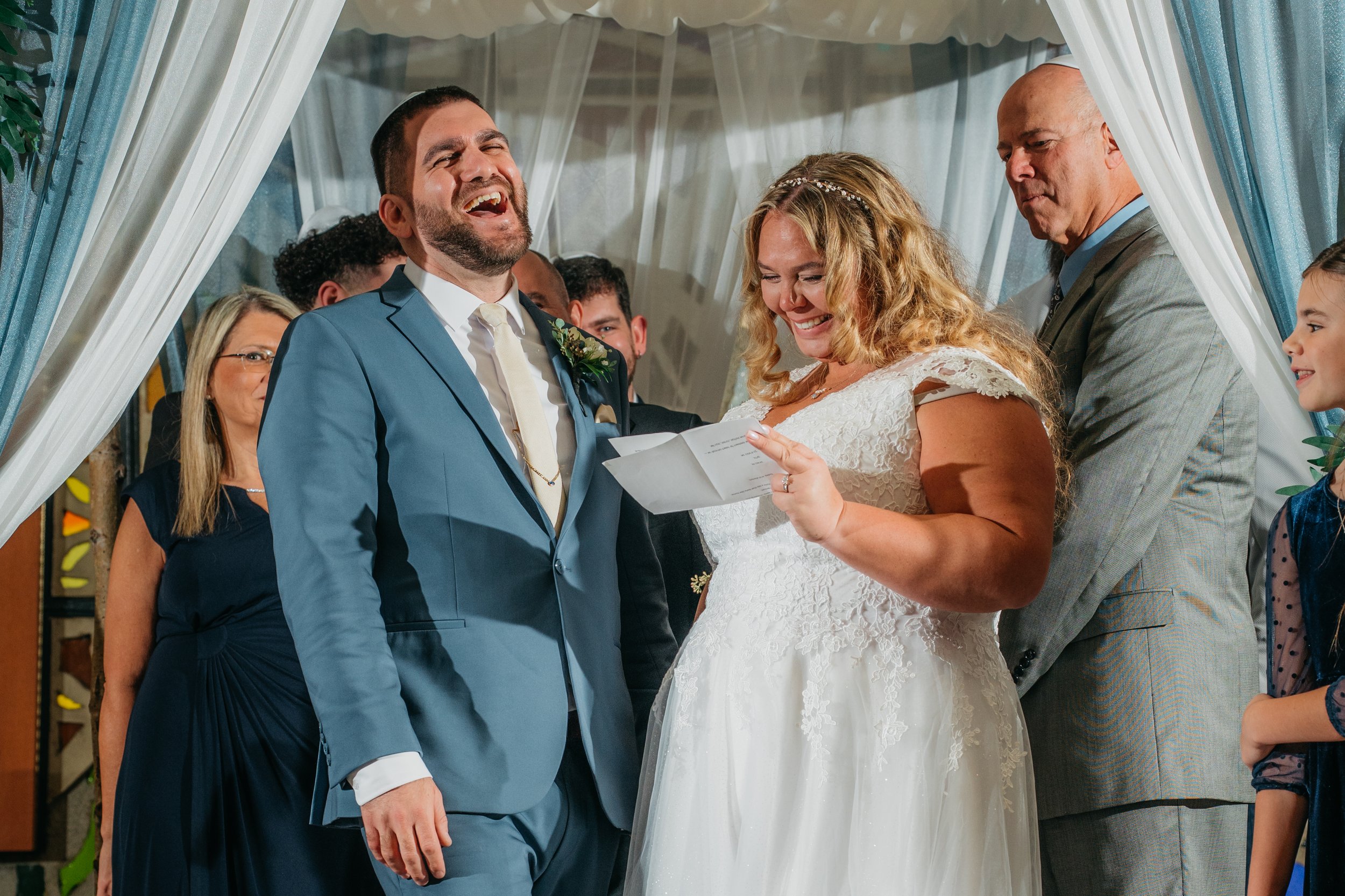 Elegant Wisconsin wedding photography capturing love stories with a natural, romantic, and refined style.