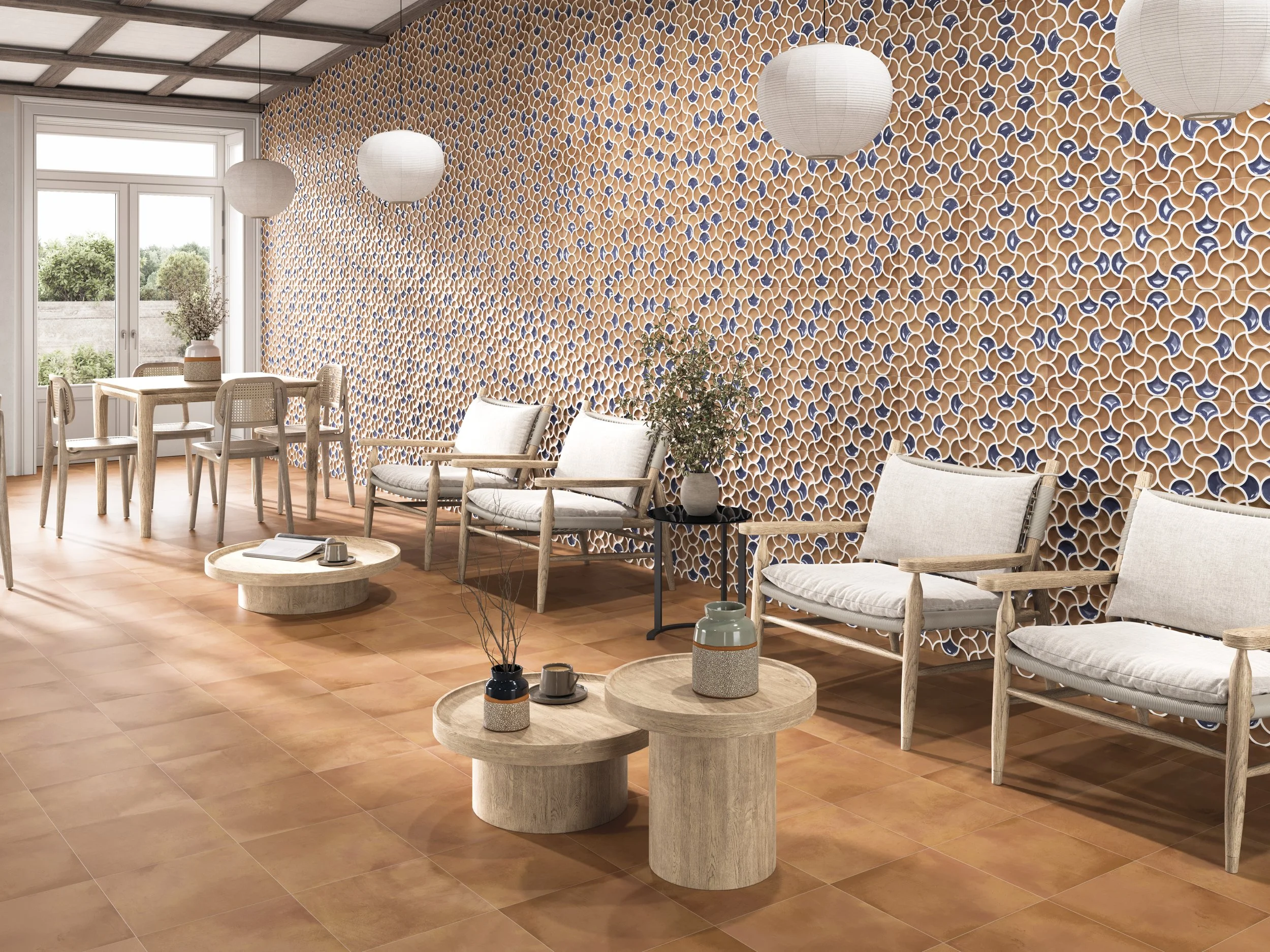 Intérieur d'une pièce lumineuse avec mur décoratif en mosaïque, comprenant des papiers suspendus en forme de boules, des meubles en bois clair, des fauteuils avec coussins, et des objets décoratifs sur des tables en bois.