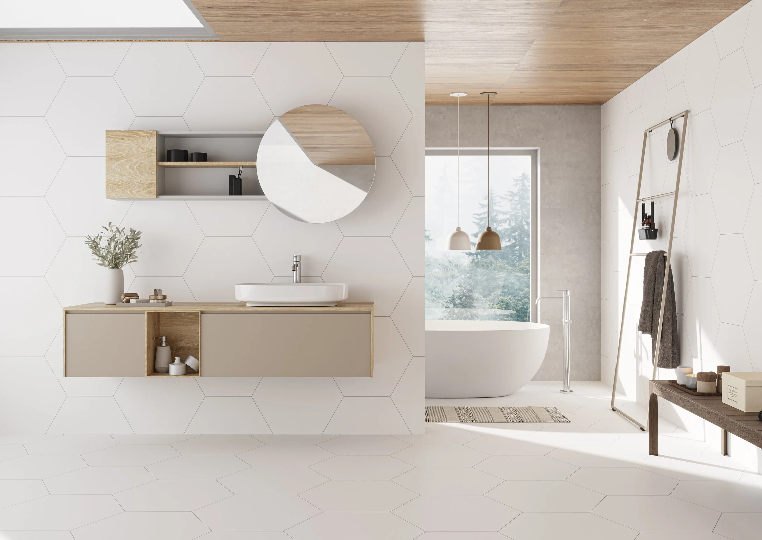 Intérieur d'une salle de bain moderne avec murs en carrelage hexagonal blanc, grande fenêtre laissant entrer la lumière naturelle, baignoire, étagère en bois avec des objets décoratifs, et un miroir rond suspendu au plafond.