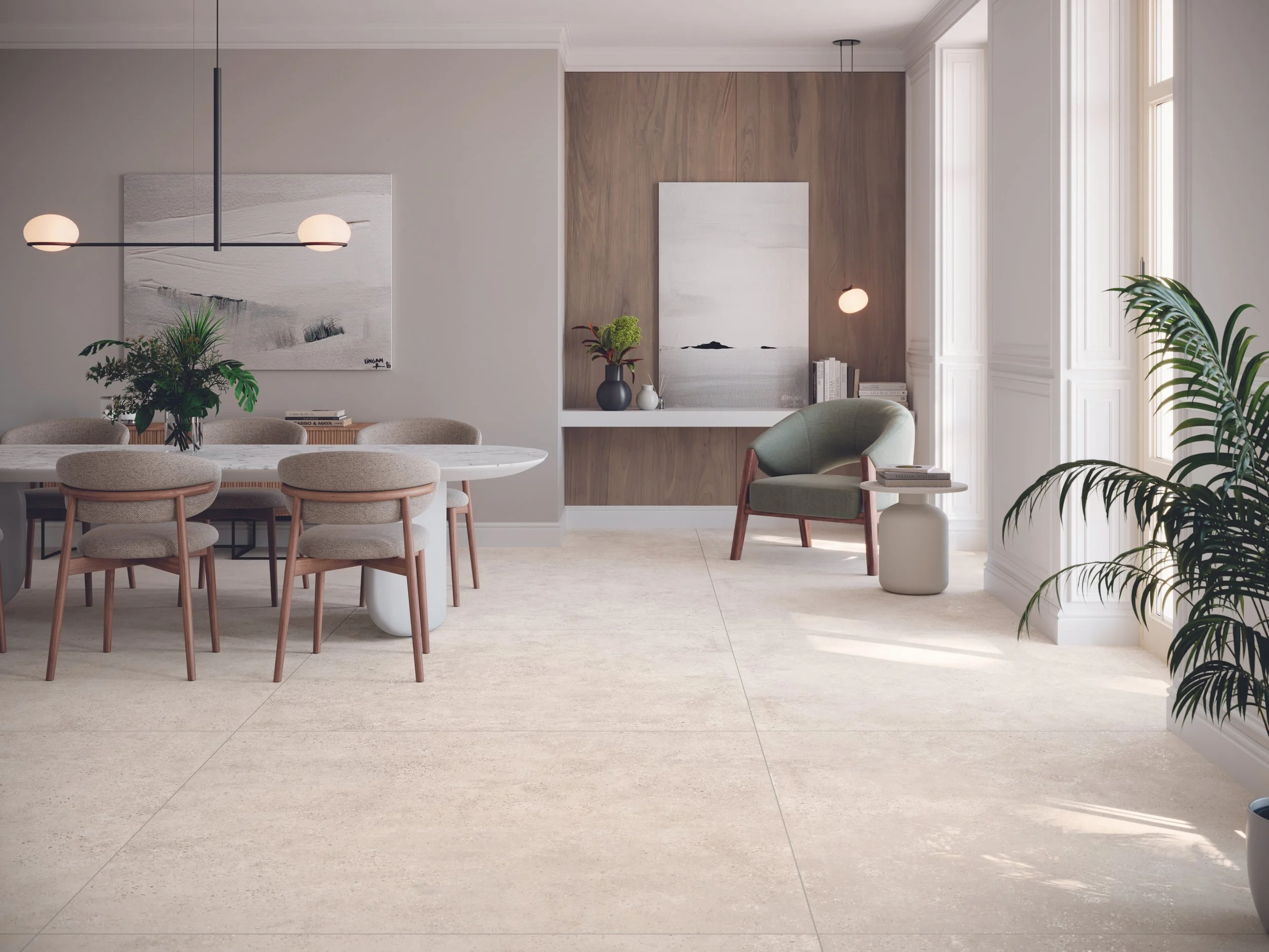 Un intérieur moderne avec un mur en bois clair, deux peintures abstraites, une grande table ronde, des chaises assorties, des plantes vertes et une lampe suspendue.