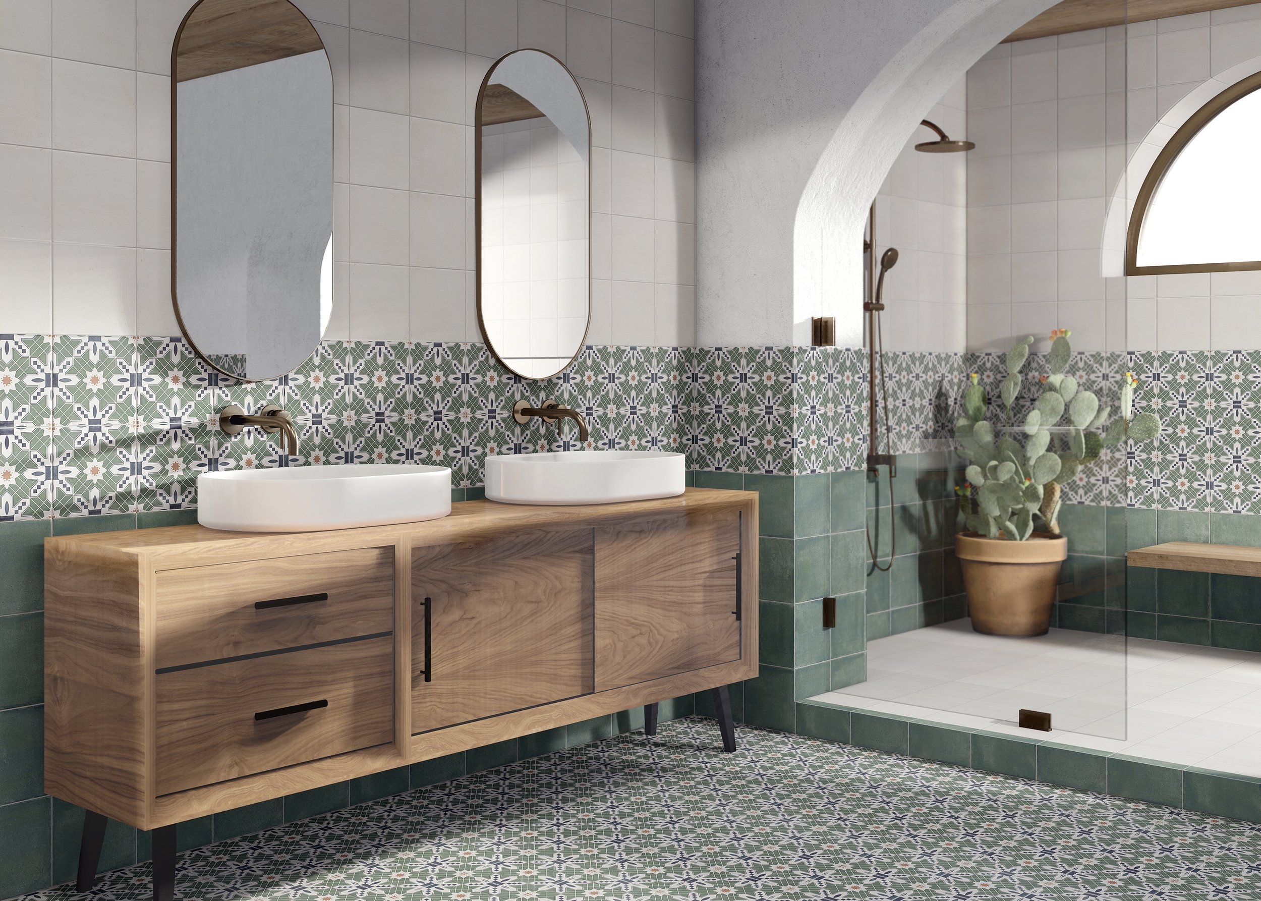 Salle de bain avec deux lavabos, miroirs ovales, meubles en bois, carrelage décoratif, fenêtre arquée, plante dans un pot, douche avec paroi en verre.