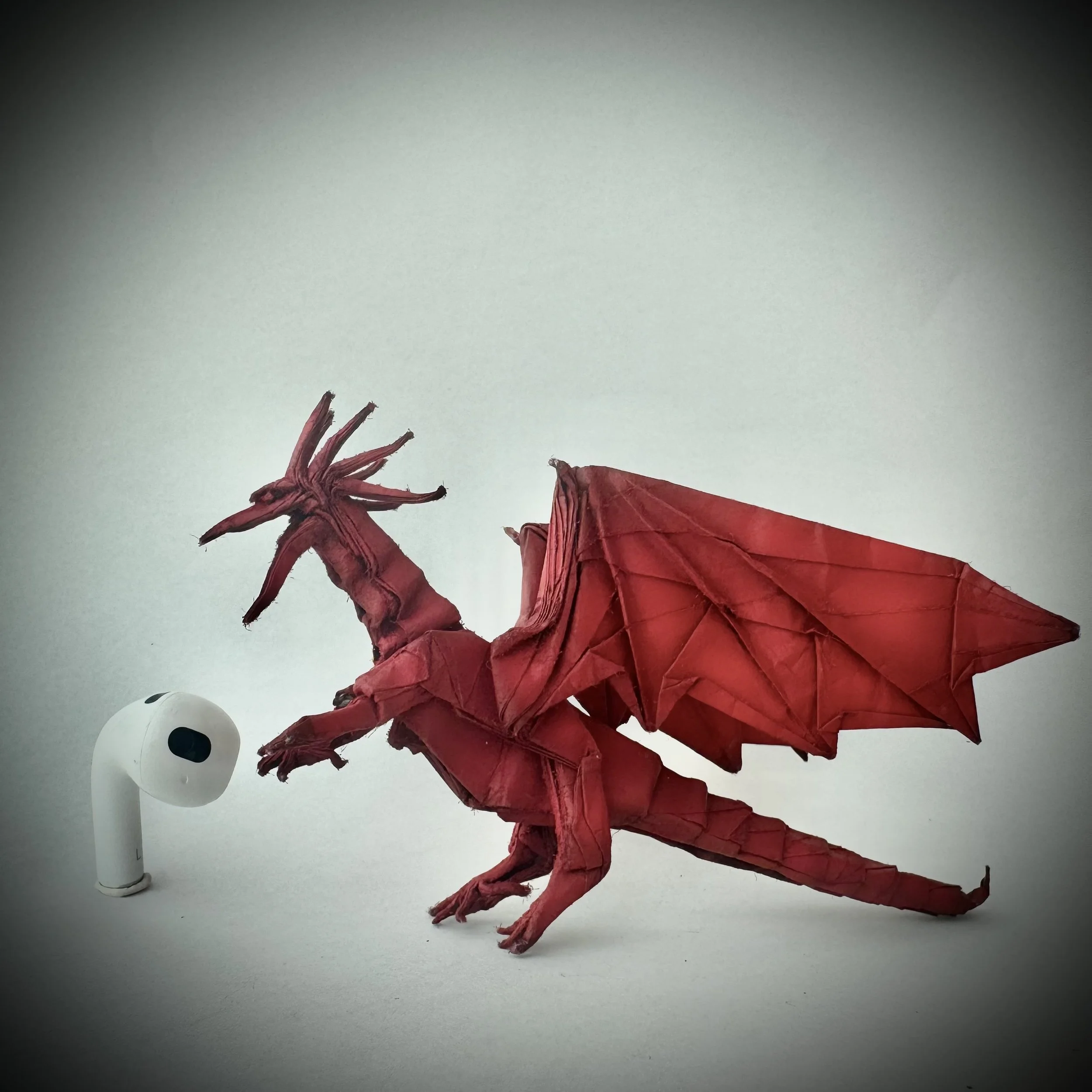 I usually fold my dragons using 90cm x 90cm paper, but this time, I challenged myself to fold one using only 20cm x 20cm.
It was a true battle against my own physical limits. By finishing it with a coat of red spray paint, I was able to capture the i