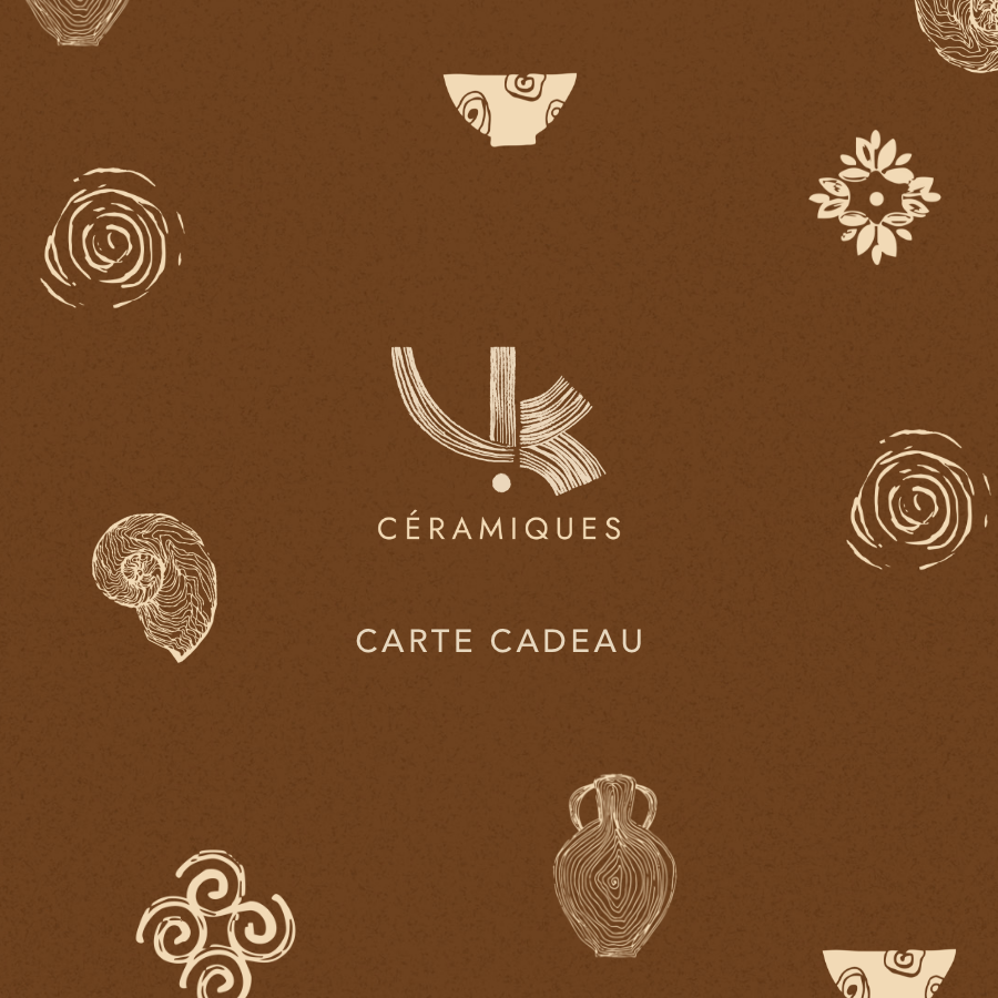 Une carte cadeau pour des céramiques, ornée de motifs de céramiques et de spirales sur un fond marron.