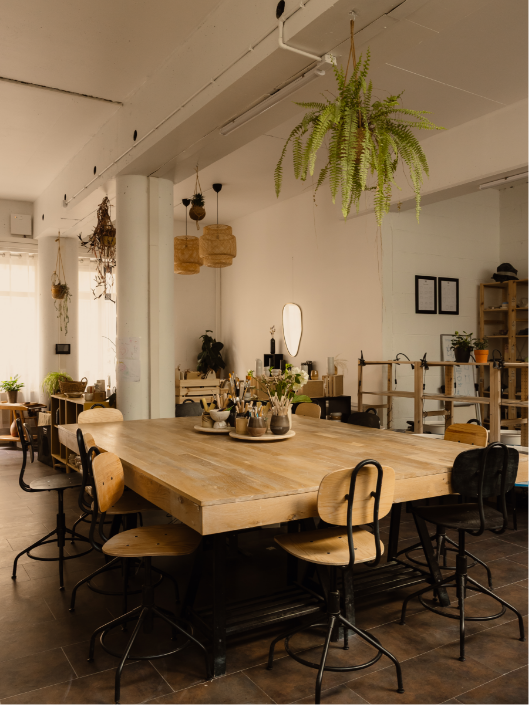 Espace intérieur de l'atelier avec les différents espaces de travail pour les atelier modelage et tournage.