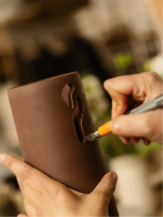 Personnalisation d'une poterie à l'atelier Version k ceramique.